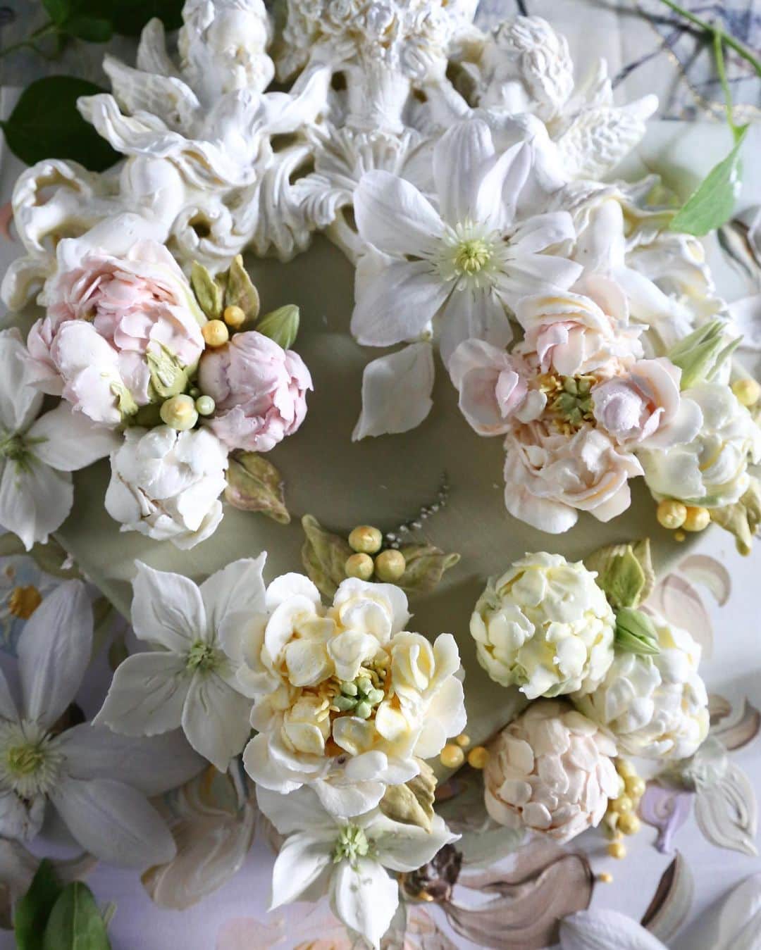 청담 수케이크 (atelier soo)さんのインスタグラム写真 - (청담 수케이크 (atelier soo)Instagram)「ㅡ 평화롭고포근한날 아름다울심화반수업준비중🌿 🅿🅴🅾🅽🆈 𝐵𝓊𝓉𝓉𝑒𝓇𝒸𝓇𝑒𝒶𝓂 𝒻𝓁𝑜𝓌𝑒𝓇𝒸𝒶𝓀𝑒 ㅡ #flower #cake #flowercake #partycake #birthday #bouquet #buttercream #baking #wilton #weddingcake #peony  ㅡ www.soocake.com vkscl_energy@naver.com」6月30日 14時32分 - soocake_ully