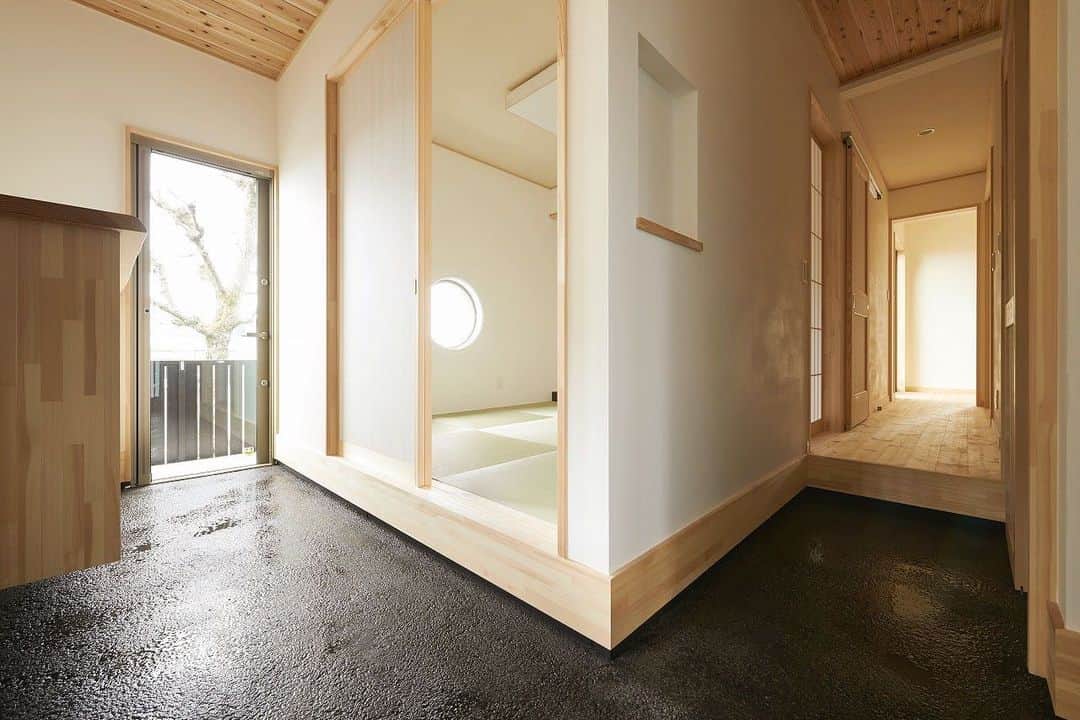 のインスタグラム：「土間のある家  最近とても増えています！ 今日みたいな雨の日は帰宅時、 濡れた靴で玄関も汚れますよね👟  土間があると、さーっと水洗いもできるし、 傘やカッパを乾かしておくのにも便利☂️ 外に出る身支度もここでゆっくりできますね。  土間の使い方は無限大∞ 離れ風の和室と繋げてお客様をおもてなし。 リビングと繋げて家族団らんの大空間。などなど☝🏻  見た目もかっこよくて使い勝手も便利な土間。 しげやは土間空間を考えるのが"得意"です。 HPの施工事例に参考もたくさん、相談も承ります☺️  【荒川建設株式会社】 ‪滋賀県野洲市野洲941-1‬ @arakawa_cc  #土間のある家#土間のある暮らし #木の家#暮らし#家づくり#しげや」