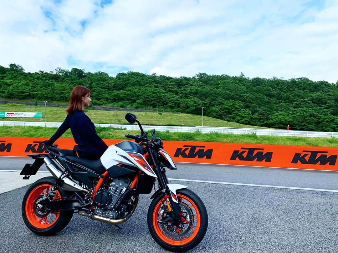 平嶋夏海さんのインスタグラム写真 - (平嶋夏海Instagram)「KTM 890 DUKE R KTMの試乗会では890DUKE Rでサーキットを走りました🏍 KTMに乗る機会が今まで全然なかったから、シート高が高いから私には乗れないって数字だけ見てそう思い込んでいたけど、決してそんなことなかった😳✨✨ #KTM  #KTMJ #890duker  #平嶋二輪 #オト女 #オートバイ女子部 #webオートバイ」6月30日 14時36分 - natsuminsta528