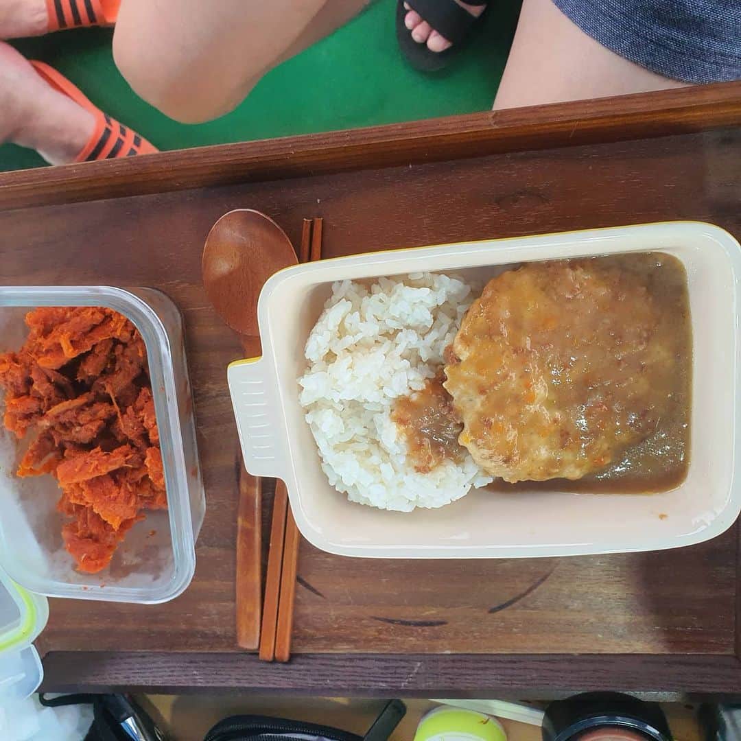 ホ・ジョンミンのインスタグラム：「조카 준선이 밥 차려준거 보고 #윤지영 한테 나도 똑같이 차려오라고 닥달해서 받은 허린이 밥상 역시 앞가리개 하고 아기용 그릇에 담긴 밥을 먹어야 짱 마시쪙 나 어린이 돈까스 짱조아한단 말야 담에는 미니 우산도 꽂아줘 어린이 허린이 차별마세요 아직도 난 애기예요 아기의자에 앉아서 먹고 싶어요」