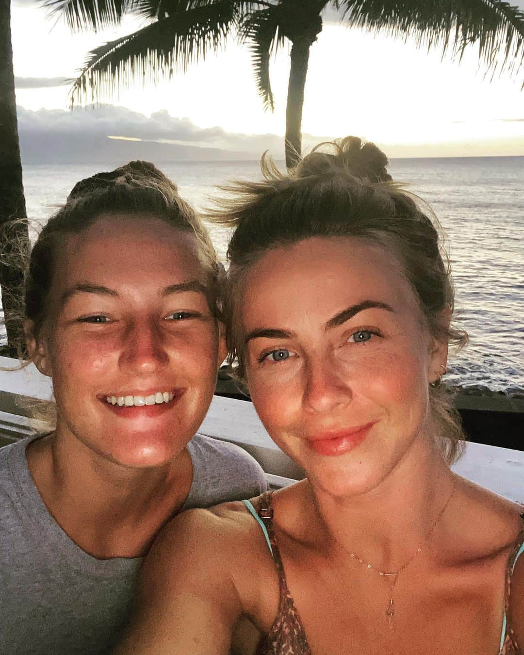 ジュリアン・ハフさんのインスタグラム写真 - (ジュリアン・ハフInstagram)「More selfies with this beauty while I can 🧜🏼‍♀️🐋🤷🏼‍♀️ #family #auntiejules」6月30日 14時49分 - juleshough