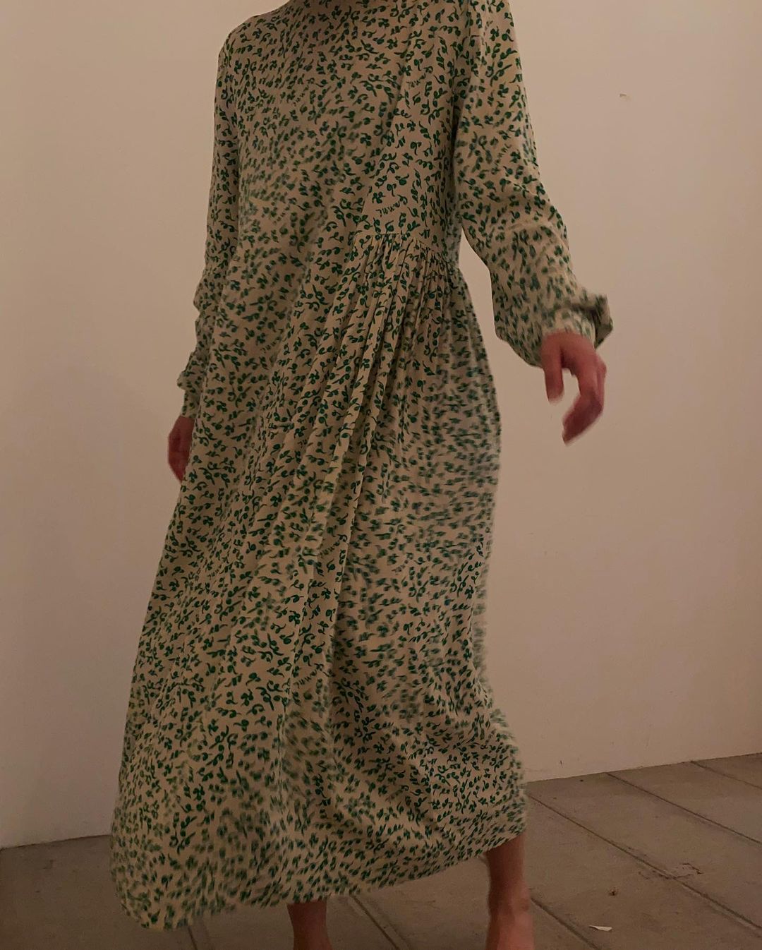 リステアさんのインスタグラム写真 - (リステアInstagram)「@ganni >>> Green🧚🏻 . . ✔️Printed Crepe Dress ¥29,000 + Tax . . RESTIR.com @restirofficial . . #restir #リステア #gaani #ガニー #green #dress #womensfashion #onepiece #printdress」6月30日 14時50分 - restirofficial