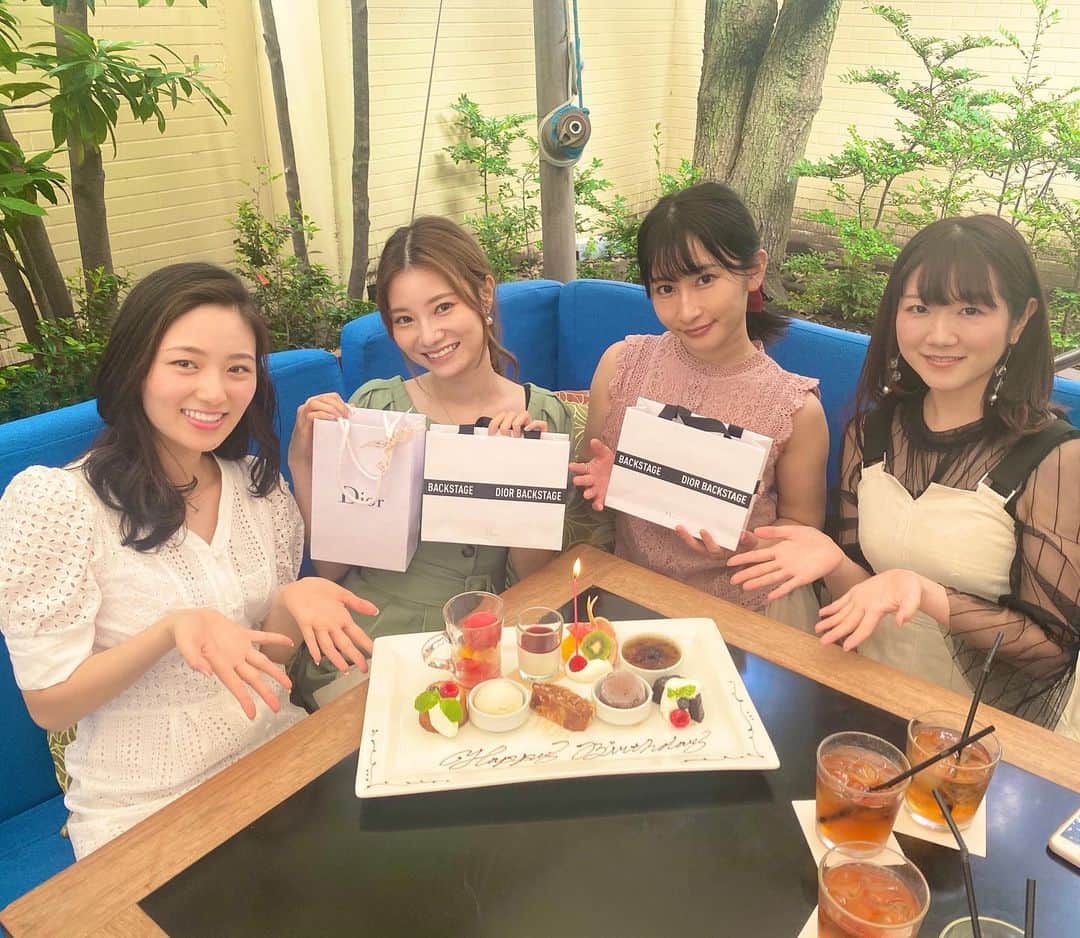 金子実加のインスタグラム：「サプライズお誕生日パーティーしていただきました😭💕 嬉しいっっ😭💕 年齢職業関係なくバチェラーを通して、 素敵な友達に出会えて仲良くしてもらえて嬉しいです✨ まりあとかなとは韓国に、 なおとは上海に行っていて、 今年もどこかに行けたらいいねなんて話をしていました😄✨✨ コロナの影響でまだまだわかりませんが😭 それまで頑張りたいと思います… みんなが笑顔で健康でいてくれたら、 幸せだなと感じた日でした❤️」