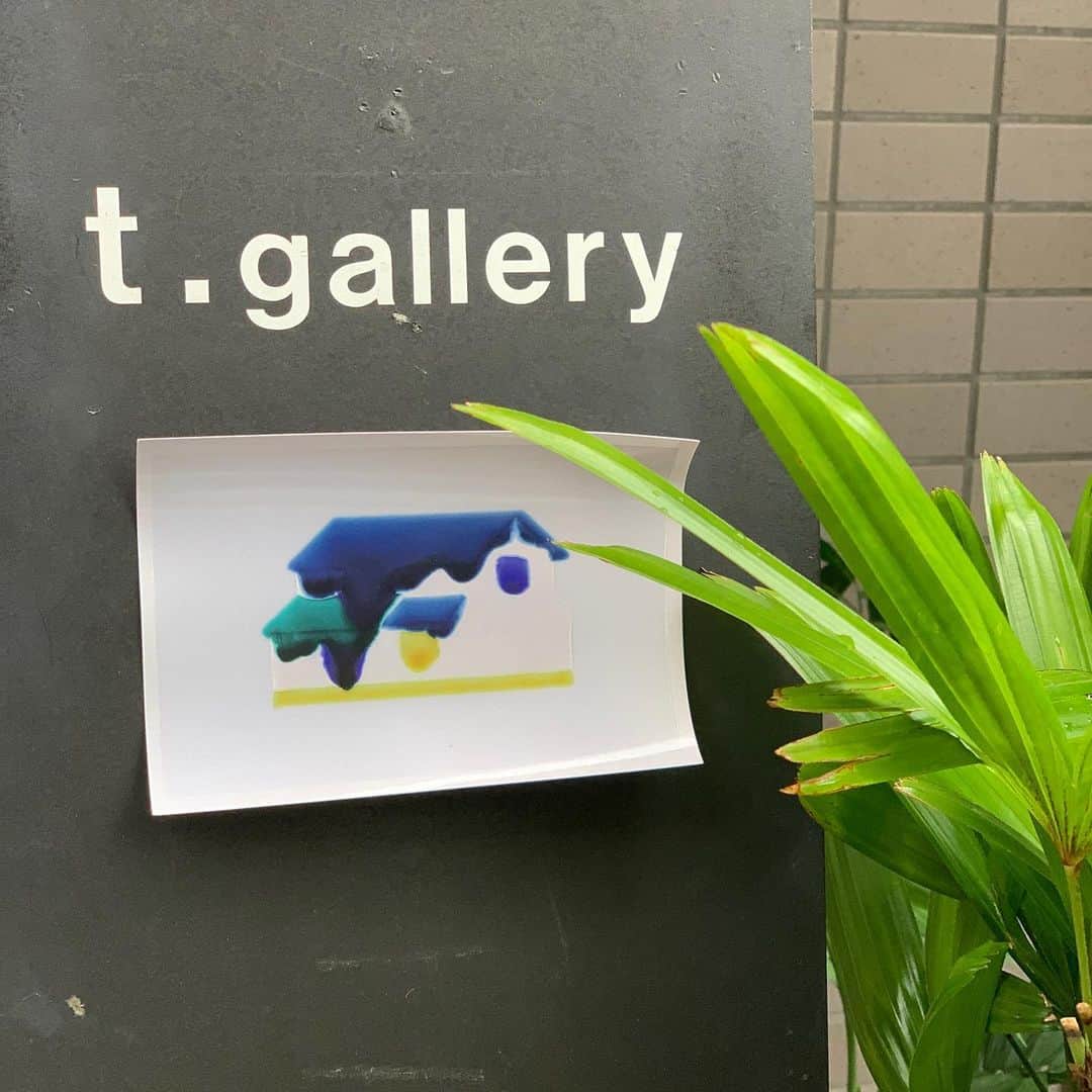 大月さゆのインスタグラム：「赤羽橋のt.galleryへ﻿ 上出惠悟さんの瓷版画展﻿ 「家の外の家」へ。﻿ ﻿ もっとうまく撮りたかったのですが とても素敵な色やかたち。﻿ と、独特のかわいらしさ。﻿ ﻿ 展示の方法も楽しかった。　﻿ ﻿ ﻿ ひととおり見た後に、﻿ 改めて自分好みの家とか色とか花とか探しながら見るとまた新たな発見がありました(散歩気分🚶‍♀️♪)  展示は7月3日まで🏠 ぜひ！！」