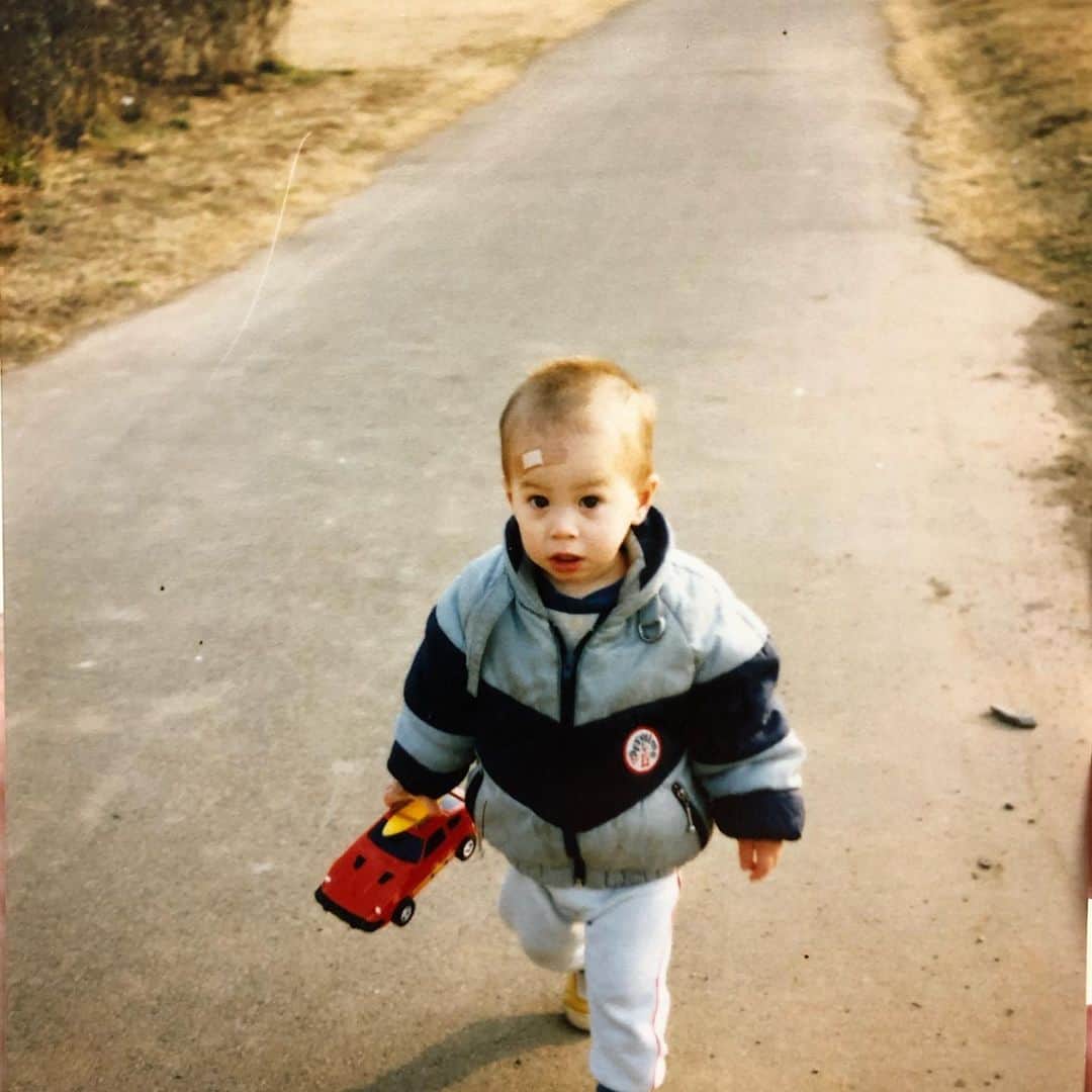 のインスタグラム：「Happy Birthday to my Brother RYUSUKE🥳🎉💕💕💕  弟だけど、お兄ちゃんみたいに本当にしっかりしていて、 家族で唯一の男だから私も母もおばあちゃんもついつい弟に色々頼ってしまうんだけど いつも本当にありがとうね🙏✨ こんな姉だけど これからもよろしくね🌼  We Love you so much!!!!! @ryusuke15  ・ ・ #brother  #35thbirthday  #weloveyou」