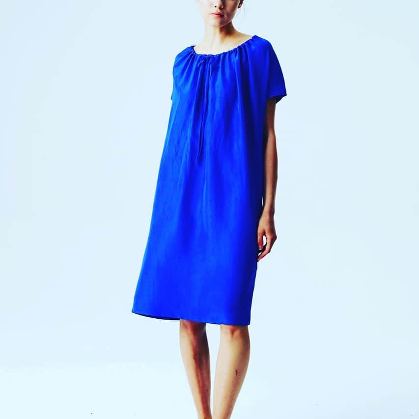 のインスタグラム：「JeanPaulKnott #bluedress #bluesilk #yveskleinblue #gatherdress #simpledesign #belgiumdesign #minimaldesign」