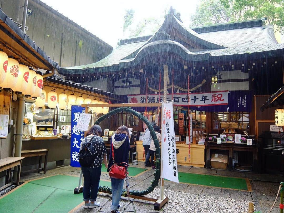 桂春雨さんのインスタグラム写真 - (桂春雨Instagram)「夏越の大祓をしに、近所の少彦名神社へ。茅の輪くぐりの順番を待っていると、突然激しい雨降りに。軒下に居たので助かりました。私の番が来たら雨は上がっていました。  #夏越 #大祓 #少彦名神社 #神農さん #茅の輪くぐり #道修町 #水無月 #突然 #激しい #雨降り #雨 #instaphoto #monochrome #shrine #rain #osaka #japan」6月30日 15時01分 - harusamek