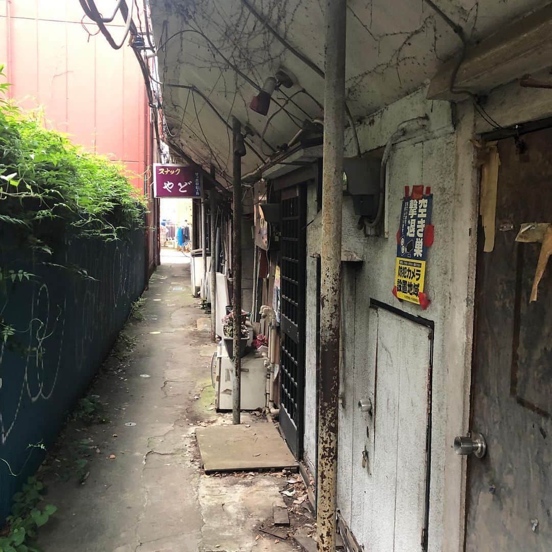 佐藤竜雄のインスタグラム：「庚申通り脇、今やほぼ空き家のみの裏路地。竹の子行っときゃ良かったな。 #長屋横丁 #のんべえの店竹の子 #高円寺」
