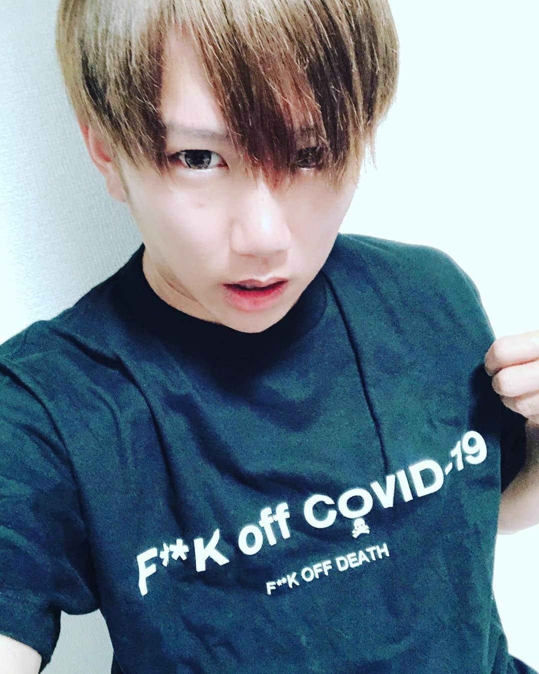 YOMIさんのインスタグラム写真 - (YOMIInstagram)「髙原さんからTシャツ頂きました〜。 ありがとうございます！ 今度のTNB.chで着させてもらいますー。  BLACK HONEY CHILI COOKIE @black_honey_chili_cookie メッセージ Tシャツを製作いたしました。﻿ ﻿ デザイナー髙原から世の中へ発信するメッセージパフォーマンス。﻿ ﻿ ややオーバーサイズのS・M・Lの３サイズ、BLACK・WHITEの展開です。﻿ ﻿ どんな困難があろうとも、それを乗り越えてファッションが人々の心に希望と勇気を与え続ける事を願って。﻿ ﻿ ・2904567、COVID-19 Tee﻿ ・￥3,400＋税﻿ ﻿ ﻿ ※商品の発送は6月末以降から順次発送となります。﻿ ※予約販売状況により、お届けに通常よりお時間をいただく場合がございます。ご了承ください。﻿ ﻿ ﻿ ▶︎OFFICIAL WEB STORE.﻿ https://blackhoney.shop/ ﻿ ﻿ ▶︎OFFICIAL SITE.﻿ https://blackhoney.jp #hiromutakahara  #tシャツ」6月30日 15時31分 - nightmare.yomi