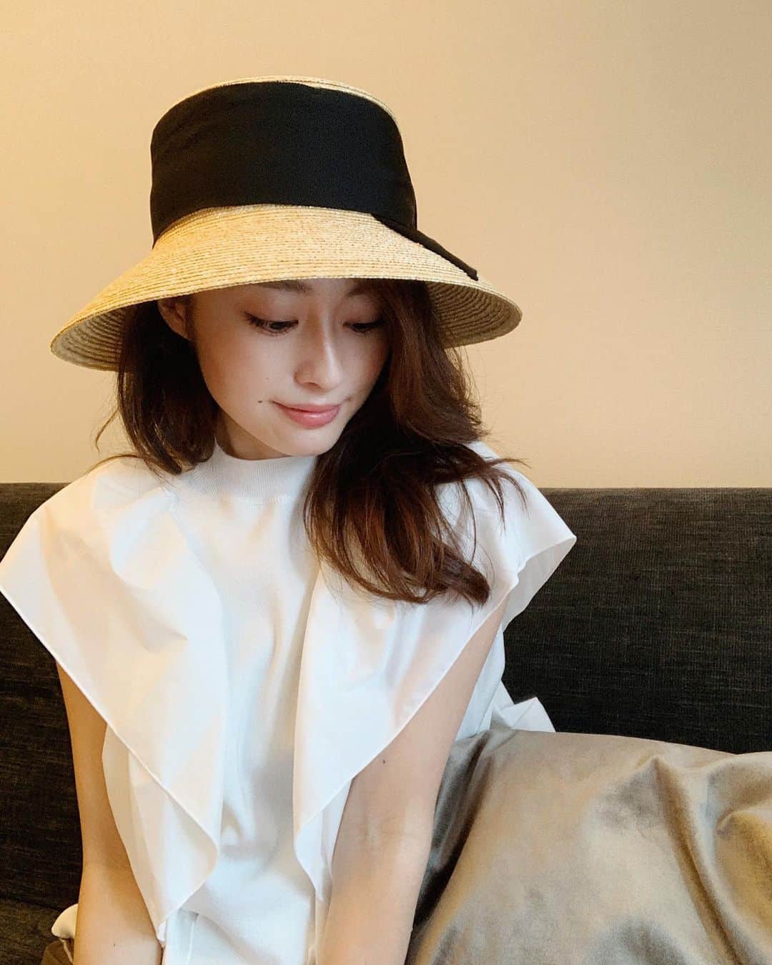 小祝麻里亜のインスタグラム：「おうち🏠だとマスク😷も傘☂️もなーんも気にしなくていいから、好きなもの着られますね💞 友達のお子さんはおうちでずっとコスプレしてたそう。楽しそう笑 ． ． tops. @seventenbymihokawahito  bag. @un3d_official  ． ． ．＿＿＿＿＿＿＿＿ #outfit #coordinate #look #instafashion #셀스타그램 #얼스타그램 #코디 #스타일링 #데일리 #데일리룩 #오오티디」