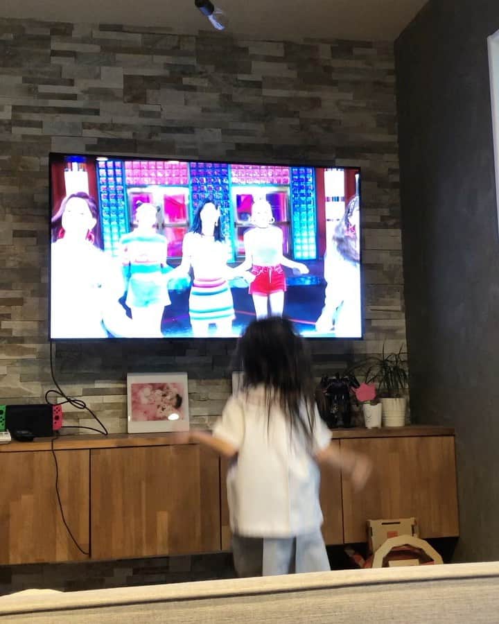 大西宏明のインスタグラム：「家族でドハマり😁  『NiziU』👭👯‍♀️💃🎵  娘❗️幼稚園行く前🎶 親父‼️野球⚾️行く前🎶 📺エンドレス😂  3個目 4個目の動画は最終オーディションのデビューメンバー発表の時に感極まった我娘😭😭😭  #niziu  #家族揃って #どハマり #niziproject  #makeyouhappy  #縄跳びダンス #ファンになりました #将来の夢 #アイドル #娘 #4歳 #頑張れ #smile #ほなっ！！」
