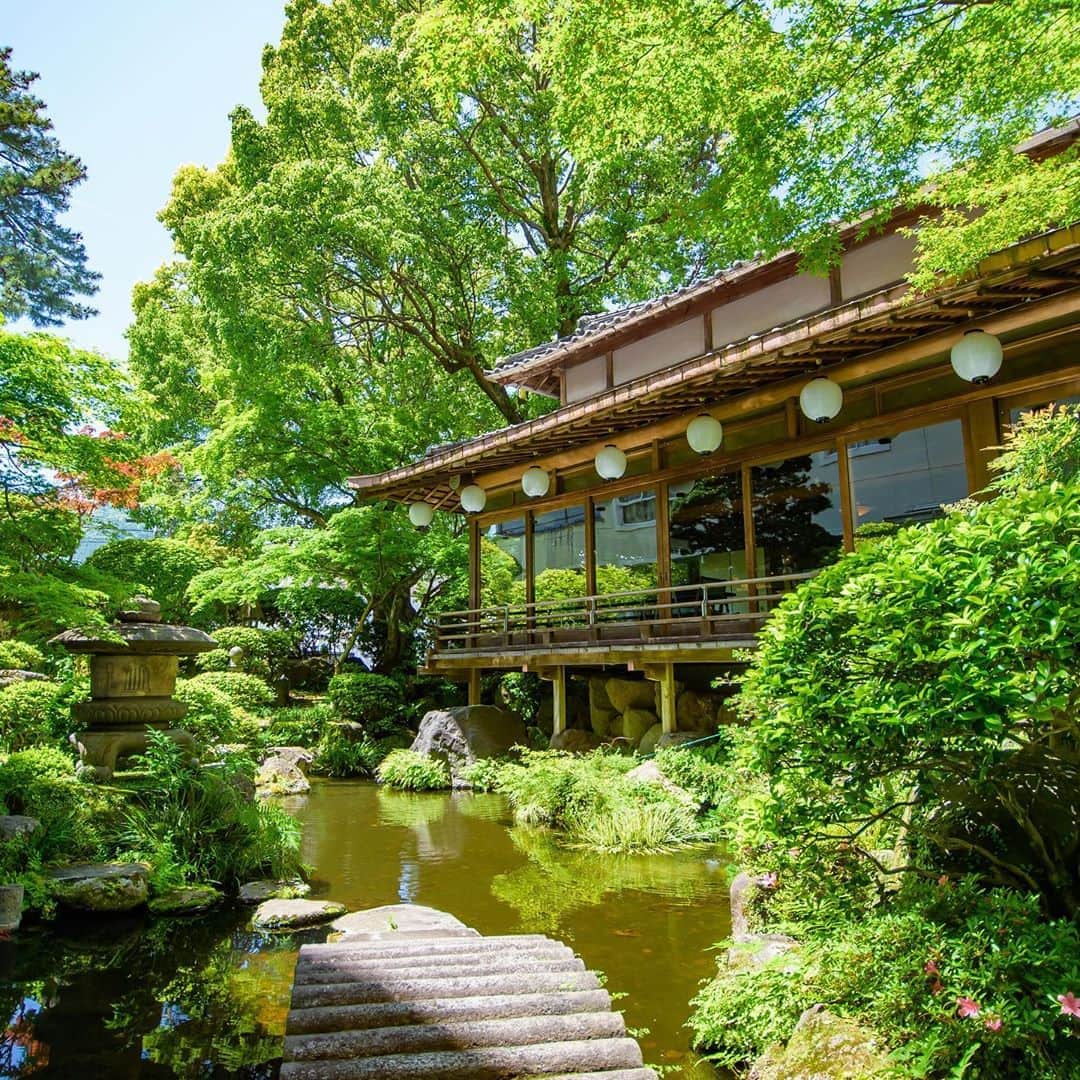 のインスタグラム：「【部屋食で料亭の味が楽しめる湯布院・別府の温泉宿6選】 周りに気兼ねせず、ゆっくり食事を楽しみたいときに嬉しい部屋食の宿。 今回は日本随一の“おんせん県”として名高い大分県より、湯布院・別府温泉で部屋食を楽しめる温泉宿を6軒ご紹介します。 ーーーーーーーーーーーーーーーーーーーー 1⃣別府温泉　ホテル白菊（大分県／別府温泉） 2⃣旅亭田乃倉（大分県／湯布院） 3⃣山荘　神和苑（大分県／別府鉄輪温泉） ーーーーーーーーーーーーーーーーーーーー #一休コンシェルジュ #こころに贅沢させよう #一休com #hotel #travel #trip #instatraveling #explorejapan #japantrip #onsen #ホテル #旅館 #旅 #非日常 #温泉 #旅行好きな人と繋がりたい #湯布院 #別府 #別府温泉 #大分県 #部屋食 #おんせん県 #おおいた #ホテル白菊 #旅亭田乃倉 #神和苑 #九州 #九州旅行 #料亭 #おんせん県おおいた」
