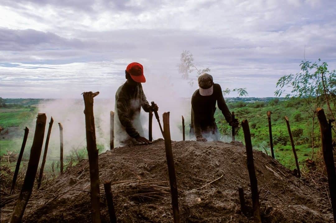 ナショナルジオグラフィックさんのインスタグラム写真 - (ナショナルジオグラフィックInstagram)「Photo by @edkashi  In Calumpang, Philippines, members of the Aeta use an earthen oven to cook tree trunks into charcoal, which is sold locally. From the archives; shot in 1999. #Philippines #Aetas #coal #smoke #indigenous」6月30日 15時40分 - natgeo