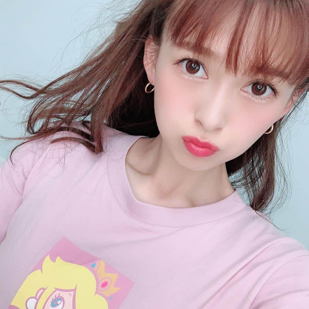 町田亜里香のインスタグラム：「韓国🇰🇷風にしたつもりが ただのおばさんに♡ いやん。 . . #韓国メイク #28歳 #2児ママ  #パジャマ #ルームウェア  #ママメイク」