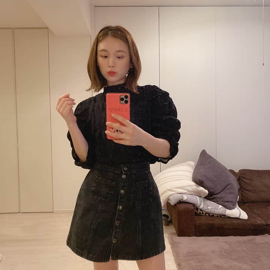 ひよんのインスタグラム：「🌼👖 ㅤㅤㅤㅤㅤㅤㅤㅤㅤㅤㅤㅤㅤ 珍しくミニスカート😂👗💜 少し落ち着かないけど本当はこういう格好だいすき。 ㅤㅤㅤㅤㅤㅤㅤㅤㅤㅤㅤㅤㅤ ●トップス @9unq.official  #ふわレディーギャザーブラウス  ブラック ●スカート @urbanoutfitters  ㅤㅤㅤㅤㅤㅤㅤㅤㅤㅤㅤㅤㅤ 全身黒にすると甘めのコーデもしまるから 挑戦しやすい🥰💪✨ もっと脚のマッサージがんばって、 ミニスカートはけるようにがんはる😤💓 ㅤㅤㅤㅤㅤㅤㅤㅤㅤㅤㅤㅤㅤ #daily #9unq #9unqstyle #9unqコーデ #꾸안꾸 #クアンク #ひよん」