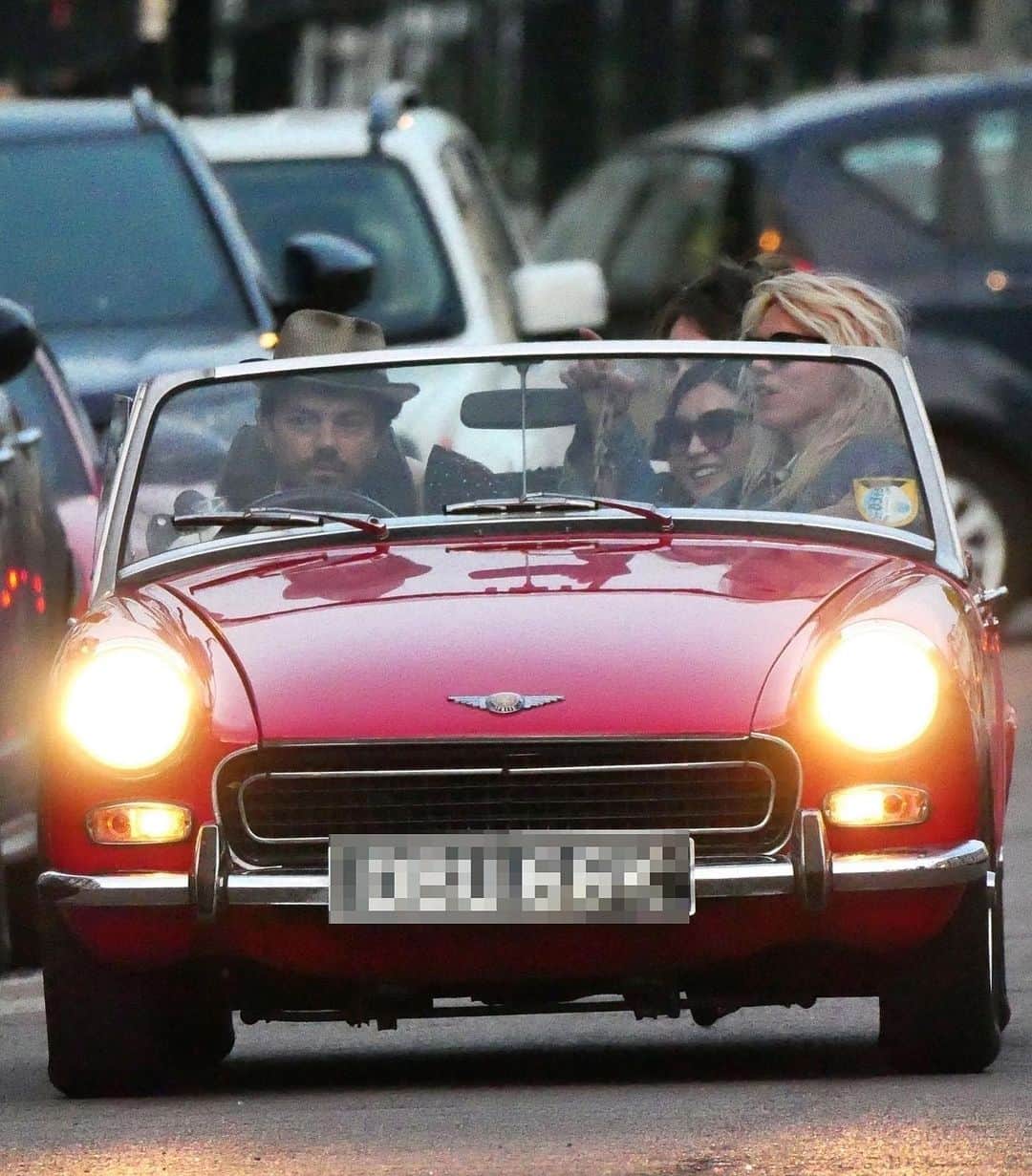 Just Jaredさんのインスタグラム写真 - (Just JaredInstagram)「Lily James went to the park with her friends Dominic Cooper, Gemma Chan, and Billie Piper... and then they all got in the same tiny car together and drove away! #LilyJames #DominicCooper #GemmaChan #BilliePiper Photos: Backgrid」6月30日 15時46分 - justjared