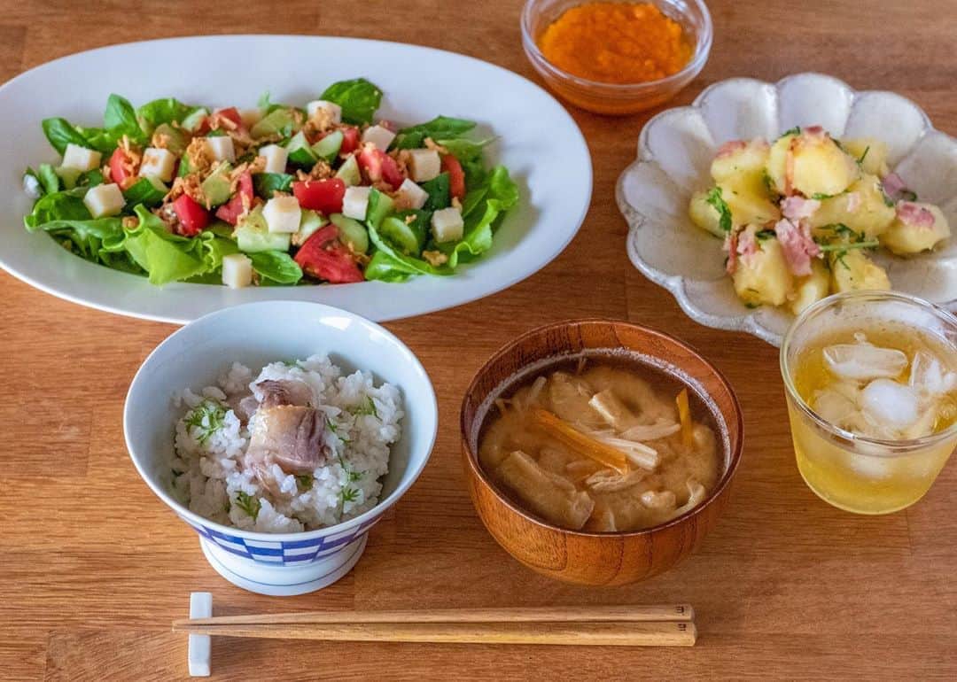 haru.のインスタグラム：「.  今日のお昼ごはん。 . ニシンの酢漬けを混ぜ合わせたごはんと、にんじんえのき油揚げのお味噌汁、 野菜たっぷりサラダとにんじんドレッシング、ジャーマンポテト。 . ニシンのごはんとジャーマンポテトには刻んだにんじんの葉を。 . 立派な葉がついたにんじんを道の駅でゲットしてニヤニヤしています 笑。 まだあるんだー♩何作ろうかな？ . ここ数日野菜中心の献立でお昼にしっかり食べることにしてる。 夜は主食なしで軽め。 . そう。 自粛生活で肥えました← しばらくヘルシー生活。 . .」