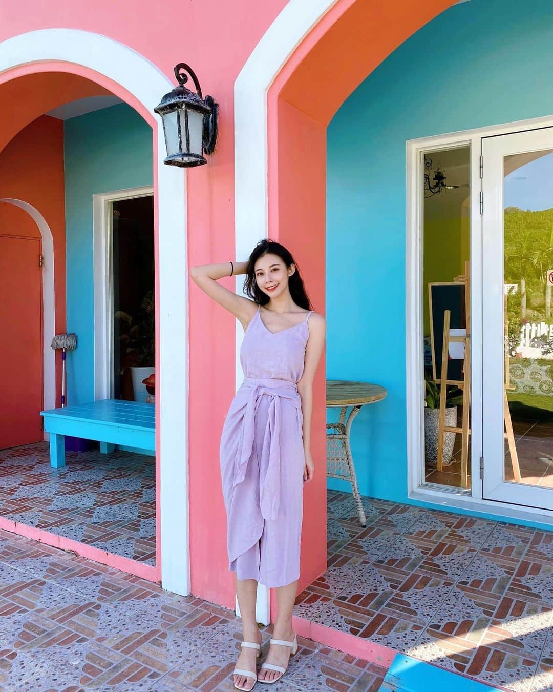 張香香のインスタグラム：「這顏色讓人想渡假的洋裝💕 一拿出行李箱就被稱讚這件好Q😳 👗/ @chence.co」