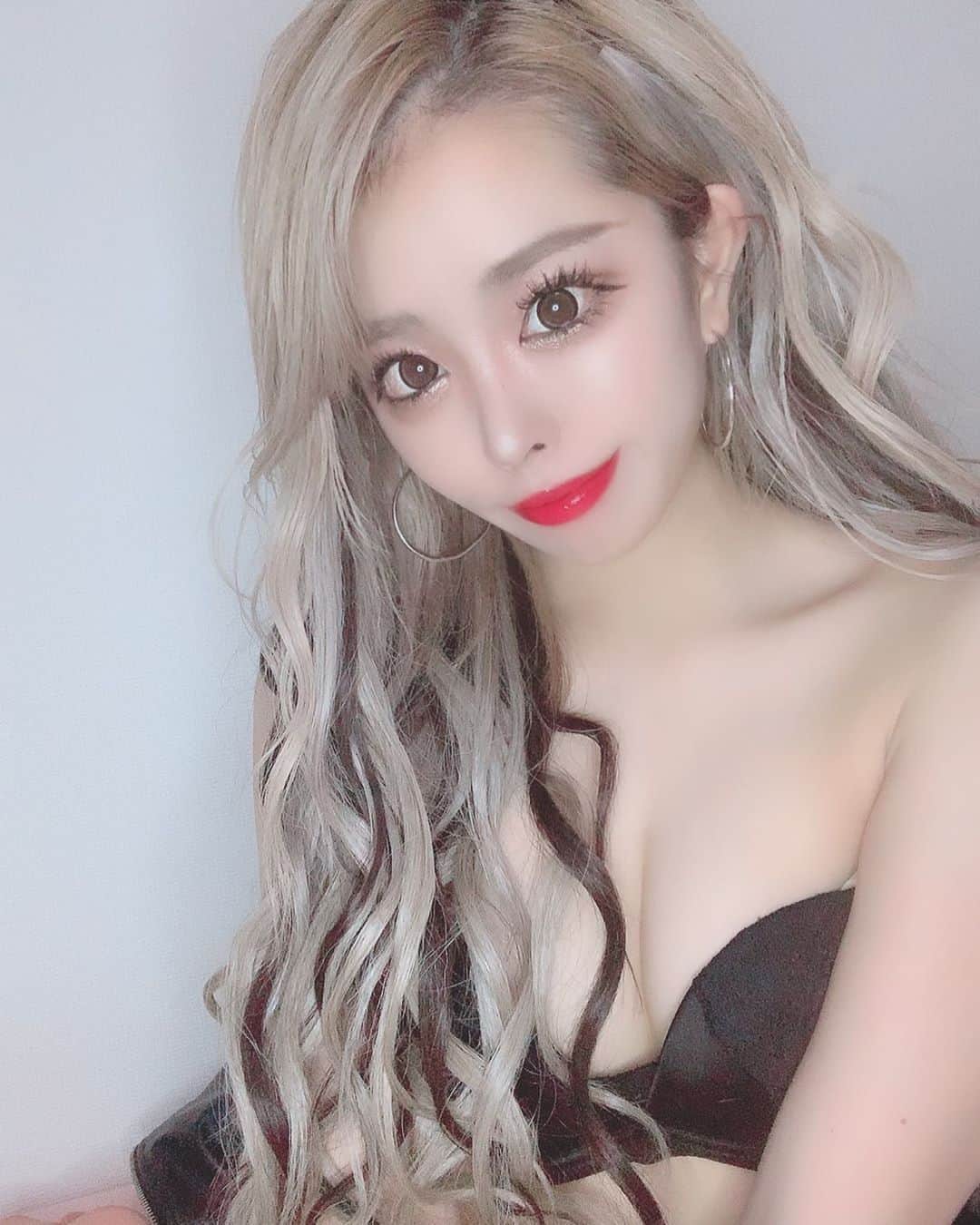 あんじゅのインスタグラム：「♡ ． 明日はついにじゅりねえの卒業イベントです🥺🤍🤍🤍 ． 最後になにをやってくれるのか今からワクワクです🤔ｗｗｗ なんやのんな〜〜 ． ．  #Burlesque #バーレスク #バーレスク東京 #大阪 #バーレスク大阪 #北新地 #ミナミ #キャバクラ #ホスト #歌舞伎町 #ダンサー #Japanesegirl #自発ください  #ロリ顔 #グラビア  #ガンメッシュ #ギャル #加工厨 #量産型 #太もも #むちむち #低身長女子 #雰囲気詐欺 #雰囲気好きな人いいね #自撮り界隈  #1mmでもいいなと思ったらいいね #被写体  #流行りに乗ってみた #かきあげ前髪 #水着ギャル」