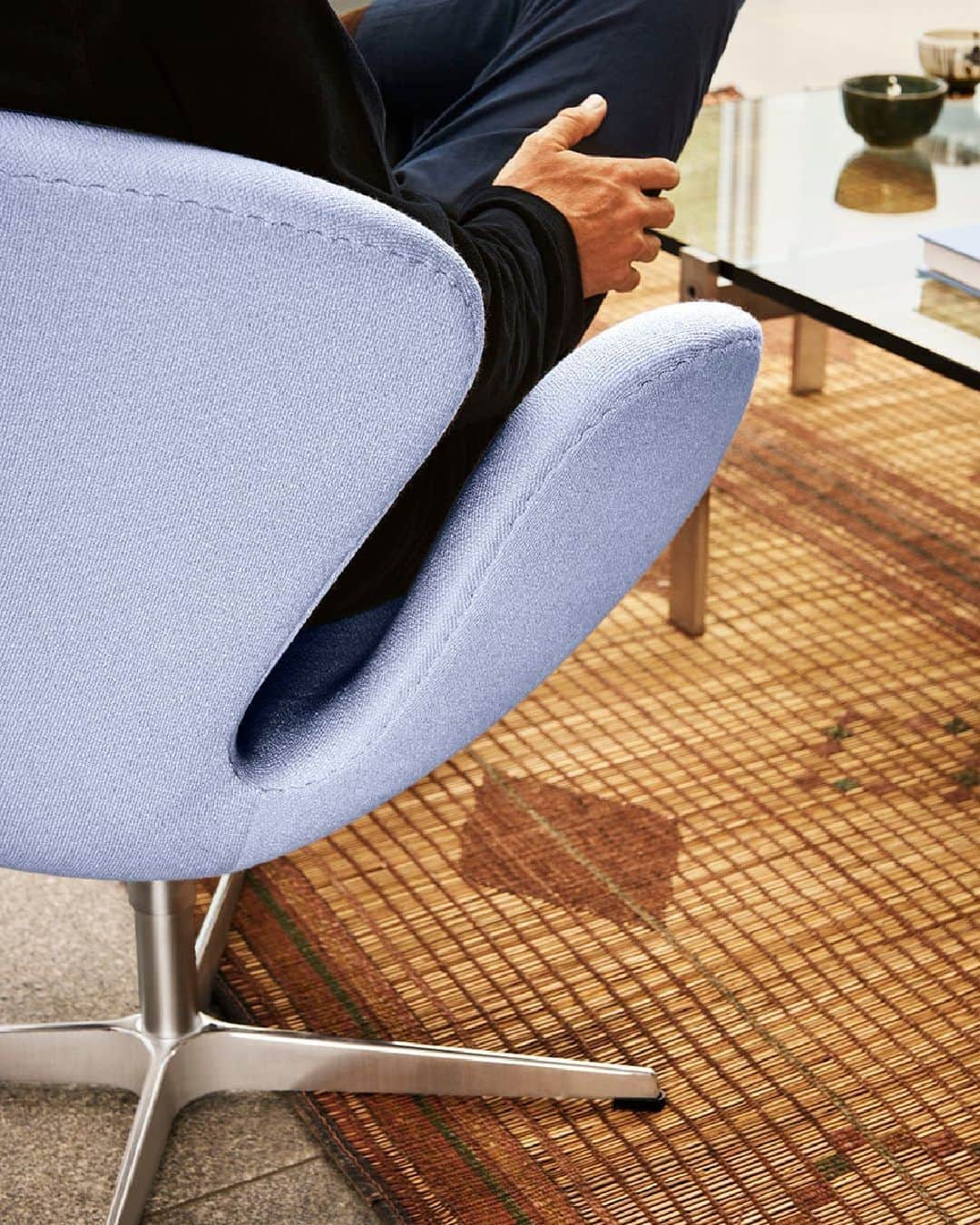のインスタグラム：「Swan™ chair upholstery is done by hand. Every stitch requires focus and precision.   Explore more via link in bio  #fritzhansen #swanloungechair #arnejacobsen #danishdesign #danishdesignfurniture #danishdesigner #loungechair #chairs #designchair #프리츠한센 #フリッツハンセン」