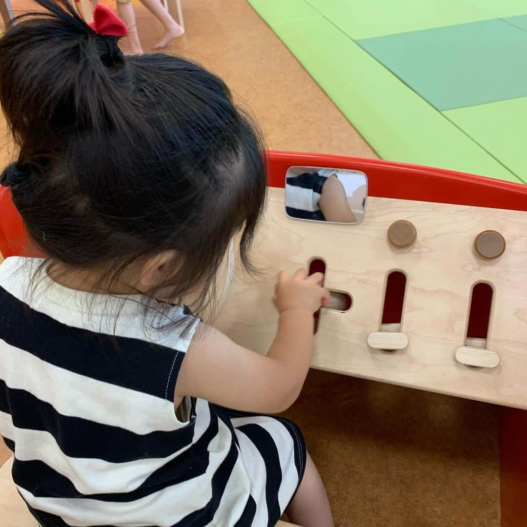 安枝瞳さんのインスタグラム写真 - (安枝瞳Instagram)「. こえだっち2歳になり 1歳10ヶ月あたりから発動していた #イヤイヤ期 ですが 更にパワーアップしてきたよ🙆‍♀️ . でも基本的には普通に会話できるくらいお喋りさんなので お話すると理解してくれます。 . あと、ネットで見つけた「いいよ！」作戦が最近効いてるのかここ最近は大きな癇癪がなくておかん少し寂しい😌 . いいよ作戦→娘「○○したい！」母「ダメ！」という会話をはじめはしがちでしたが これだとなんで？！なんでなん？！わー😭 ってなるだけだったので 娘「○○したい！」母「いいよ！じゃあこれができたら(終わったら)しよっか！」 と、まず娘のやりたいことを肯定してから こちらの条件を出すという作戦🌸 この後ろの条件はだんだん期間を長くしていくと自制心も徐々に育つみたい。 . 下の子が産まれてきたらそれこそ大変になる予感しかないから 今のうちに…と思ってこえだっちを沢山甘やかしてしまいがちの母なので 飴と鞭しっかり使いこなせたらいいなーと思っている今日この頃。 . 最近ちょいちょいママさんからの質問やコメントがきてて「同志だ😳✨」と 勝手に嬉しく思っているので また効果あった方法とか楽しかった場所とか載せていきますね！！ #2歳ママ #イヤイヤ期真っ只中  #いいよ作戦 #ママさんと繋がりたい  写真は少し前にできた #有明ガーデン 電車だとなかなか行かない駅…になるのかもですが 4階、5階が子連れには天国でした🥰 2人目産まれてからも2人連れて遊びに行くのにちょうど良さそう✨✨ 一時保育してくれる店舗もあったよ…！ これは四季劇場が近くにできるからとかもあるのかな🤔？」6月30日 16時04分 - hitomiyasueda