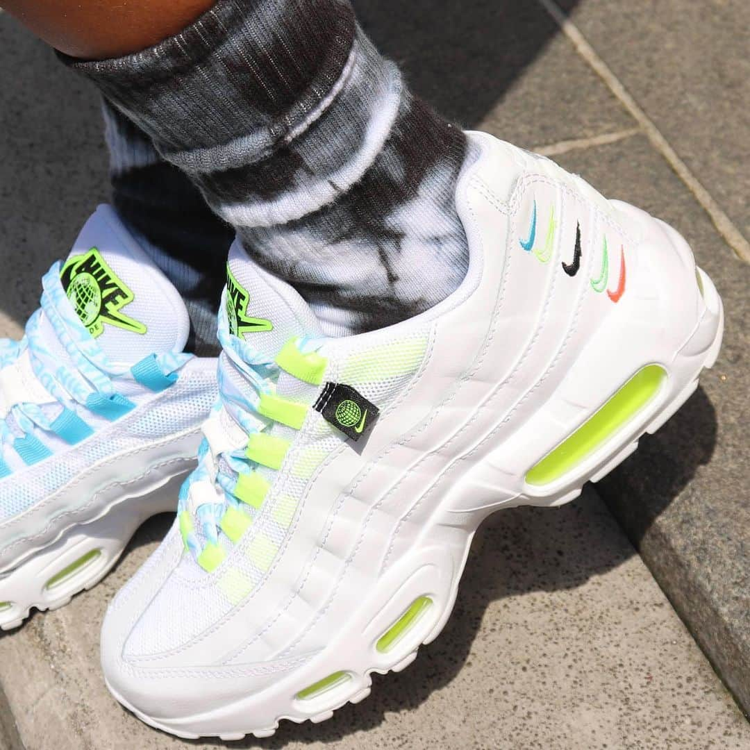 アトモスガールズ/atmos girlsさんのインスタグラム写真 - (アトモスガールズ/atmos girlsInstagram)「【NOW ON SALE】 NIKE AIR MAX 95から新作が登場🔥 WORLD WIDEシリーズならではの、 ポップな配色と刺繍がポイント✨ 現在atmos pink各店(一部店舗除く)、atmos-pink.comにて展開中！！ . #atmos#atmospink#nike #アトモス#アトモスピンク#ナイキ」6月30日 16時16分 - atmos_pink_official