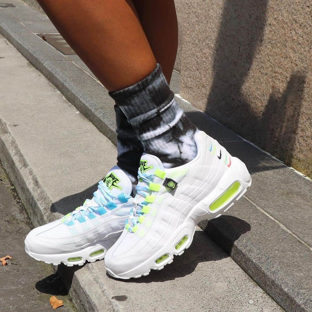 アトモスガールズ/atmos girlsさんのインスタグラム写真 - (アトモスガールズ/atmos girlsInstagram)「【NOW ON SALE】 NIKE AIR MAX 95から新作が登場🔥 WORLD WIDEシリーズならではの、 ポップな配色と刺繍がポイント✨ 現在atmos pink各店(一部店舗除く)、atmos-pink.comにて展開中！！ . #atmos#atmospink#nike #アトモス#アトモスピンク#ナイキ」6月30日 16時16分 - atmos_pink_official