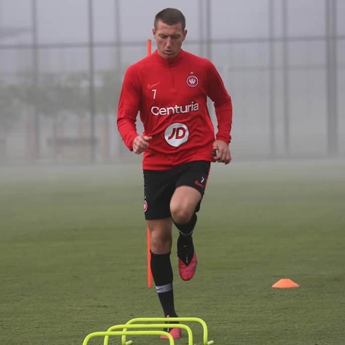 ミッチェル・デュークのインスタグラム：「❄️⚽️」