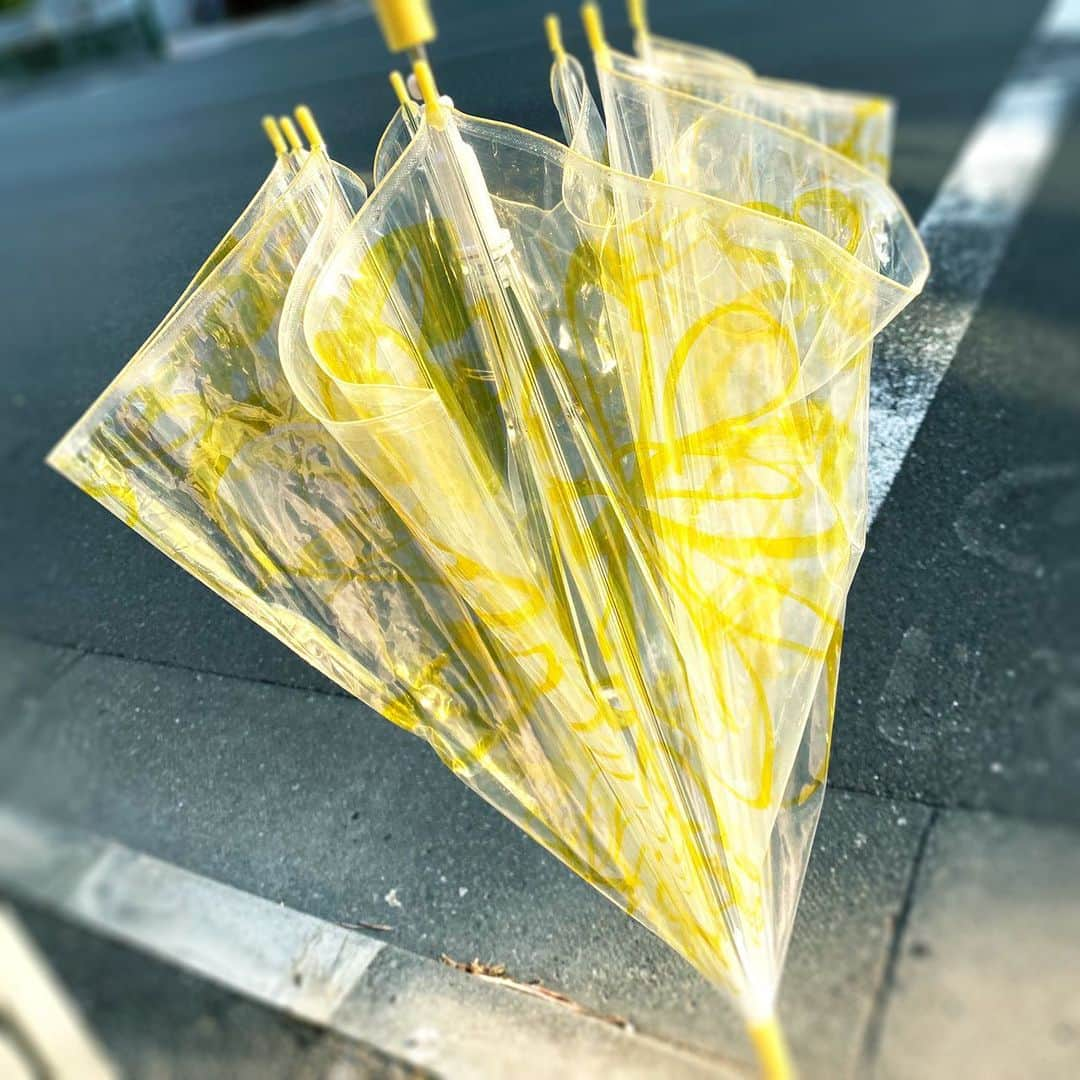 大宮エリーさんのインスタグラム写真 - (大宮エリーInstagram)「NEW! 梅雨を楽しくキャンペーン  【梅雨を明るくする黄色い 　世界にあなただけの傘】  ３０本限定。 印刷ではなく、１点１点 黄色のオリジナルの花を描いてサインをします。 この傘をさせば黄色のお花の中で移動できますよ。 作成の動画も撮影しメールでお渡しします😚 あなただけに届ける動画つき🧚‍♂️ お申し込みはSHOPから。 プロフィールから飛べます🤟  #梅雨 #傘 #アート #遊び #雨 #作品 #1点もの #使えるアート」6月30日 16時08分 - ellie_omiya