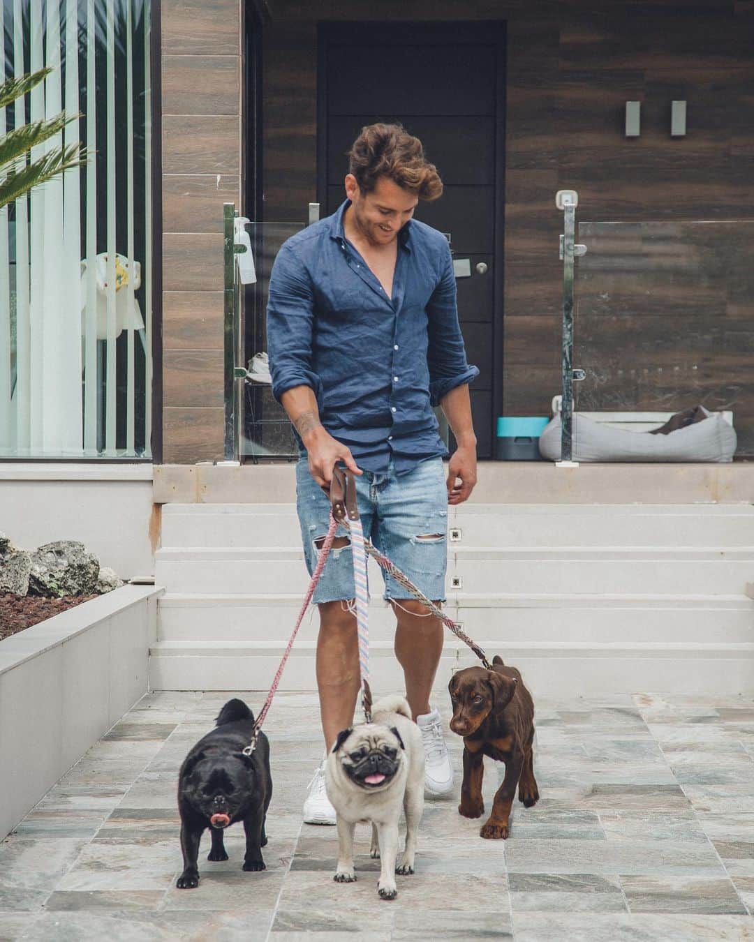 イバイ・ゴメスのインスタグラム：「Paseito con los bellos. Una manera inmejorable de empezar el día.❤️ Y aquí están de estreno con sus nuevos collares y correas de @greyghost.co 😍 ¿Os gustan?  ¡A nosotros nos FLIPAN! 😀 • 📸: @aitzolarev 🔝」