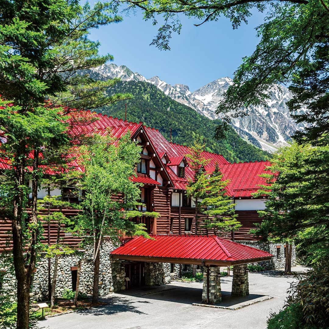 Imperialhotel_jp_帝国ホテル 公式さんのインスタグラム写真 - (Imperialhotel_jp_帝国ホテル 公式Instagram)「標高約1,500ｍの大自然に囲まれた上高地。神秘的で美しい景色の中で一際目を引く赤い屋根が、上高地帝国ホテルです。営業を見合わせておりましたが、安全対策を万全に整え、7月1日より営業を開始いたします。木のぬくもりを感じる空間と、信州の素材を取り入れた料理とともに、皆さまのお越しを心よりお待ちしております。  Kamikochi is surrounded by nature at an altitude of 1,500 meters. The Kamikochi Imperial Hotel’s red roof stands out amidst the panorama of mysterious, truly beautiful scenery. We had temporarily suspended business due to the current pandemic, but taking all possible safety measures we shall resume operations from July 1st. We look forward to welcoming you to an extraordinary setting where you can both bask in the warmth of wood and savor irresistible epicurean creations that incorporate the freshest and finest ingredients from Shinshu.  #imperialhoteljp #imperialhotel #kamikochiimperialhotel #japan #nagano #kamikochi #travellermade #lhw #leadinghotelsoftheworld #LHWtraveler #帝国ホテル #上高地帝国ホテル #長野 #上高地 #帝國飯店 #上高地帝國飯店 #日本 #임페리얼호텔 #가미코치임페리얼호텔 #일본 #가미코치」6月30日 16時11分 - imperialhotel_jp_official