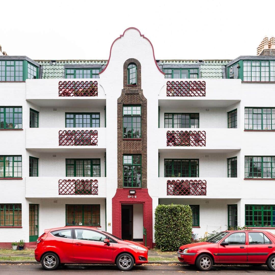 The Modern Houseさんのインスタグラム写真 - (The Modern HouseInstagram)「#forsale Opposites Attract: a vibrant Art Deco building paired with a calming interior in Ealing. Head to the link in our bio to see the sales listing.」6月30日 16時11分 - themodernhouse