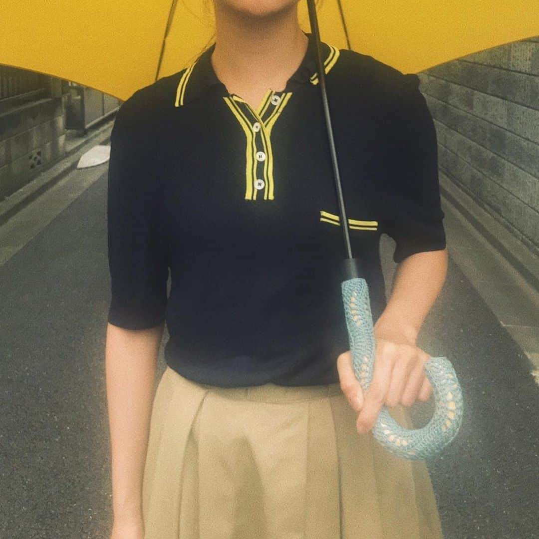 名和風歌さんのインスタグラム写真 - (名和風歌Instagram)「傘の持ち手カバーをつくりました。じめじめした日が続いて気分も落ちちゃいがちだけど、かわいい傘でテンションあげよう作戦🌂🌂💦　 ㅤㅤㅤㅤㅤㅤㅤㅤㅤㅤㅤㅤㅤ 糸は　@hamanakaamuuse のウォッシュコットンクロッシェ。絶妙な色味が揃ってて、私はこの131のくすみ感が好き、、、洗えるので汚れてもOK、便利です、、 編み方はハマナカさんのHPに載ってるよ〜〜 なみなみウェーブな柄がかわいい🌊 ㅤㅤㅤㅤㅤㅤㅤㅤㅤㅤㅤㅤㅤ ㅤㅤㅤㅤㅤㅤㅤㅤㅤㅤㅤㅤㅤ #ふうかのてづくり #ハマナカ #ハマナカウォッシュコットン #ウォッシュコットンクロッシェ #毛糸のハマナカ #ハマナカ毛糸 #持ち手カバー #傘カバー #手作り #傘の持ち手カバー #ハンドメイド #手編み #手編み小物 #かぎ針編み #かぎ針小物 #かぎ針 #編み物 #ニット #ニット小物 #knitting #knit #handmade」6月30日 16時13分 - fuuka_nw