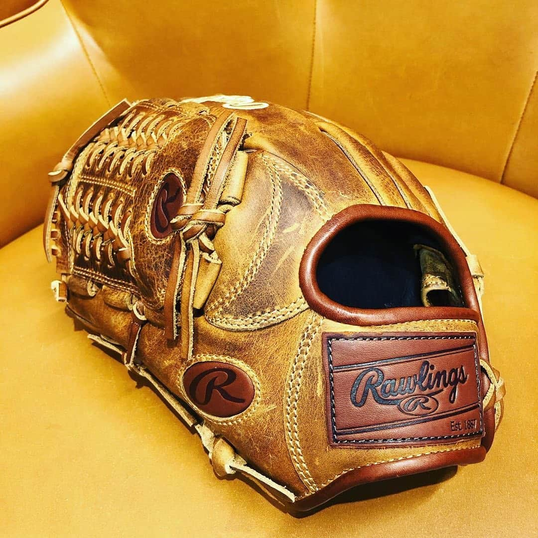 Rawlings Japanさんのインスタグラム写真 - (Rawlings JapanInstagram)「#Repost @maeharasports with @get_repost ・・・ ・ RGGC  Program #1 【Heritage】 ローリングスゴールドグラブクラブ　限定軟式グラブ オールラウンド用/右投げがお客様のもとへ旅立ちました😄 RGGCショップ限定モデルも残り4つとなりました。 革製のロゴマークも 親指・小指の切り抜き オーバルRラベルも特別仕様で なんとオーダーグラブでも 対応できない超貴重品です🤩 各品番全国50個限定のレアモデルです‼️ よろしくご検討下さいませ🙇‍♂️  #マエハラスポーツ #マエスポ #ローリングス #rawlings #rggc #軟式グラブ #限定モデル #野球専門店 #野球好きな人と繋がりたい @rawlings_japan_llc」6月30日 16時14分 - rawlings_japan_llc