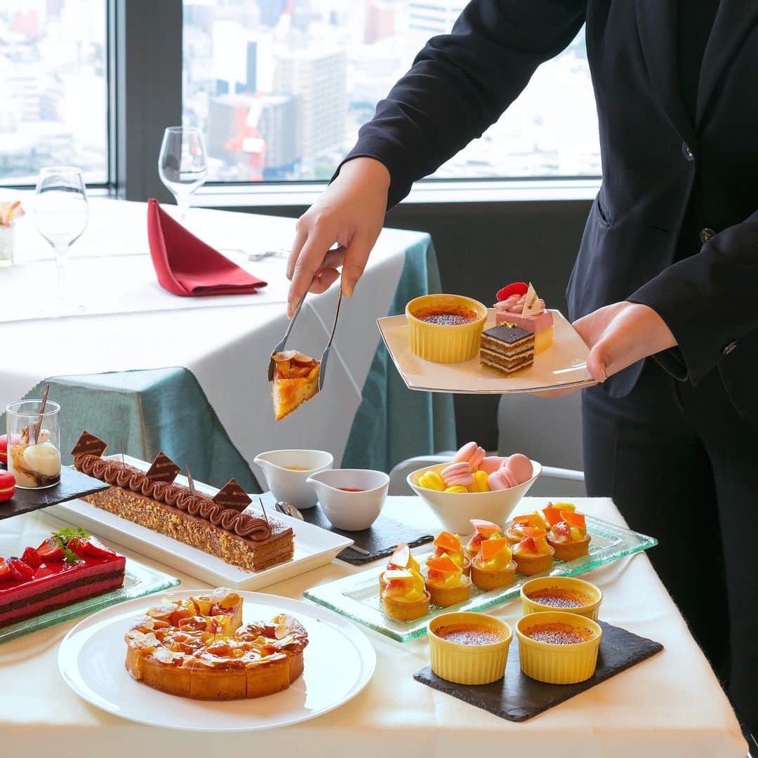 hotel nikko kanazawa ホテル日航金沢さんのインスタグラム写真 - (hotel nikko kanazawa ホテル日航金沢Instagram)「. 食後はゆったりとお好きなだけ☕️ . "30階 ラ・ソラ"では7月よりご提供いたします「カジュアルランチ」にはスイーツがデザートワゴンでお好きなだけお召し上がりいただけます🍰 . 彩り鮮やかな旬のフルーツを使用したものやタルトなど人気のスイーツをご用意☺️ 食後は地上130ｍからの美しい金沢の街並みとおいしいスイーツをお愉しみくださいませ✨ . . #ホテル日航金沢#ラソラ#デザートワゴン#スイーツ#デザート#地上130ｍ#最上階#高層階#ホテルランチ#ランチ#金沢ランチ#hotelnikkokanazawa#lasora#cake#desert#lunch#hotellunch#kanazawakunch#hotel」6月30日 16時23分 - hotelnikkokanazawa