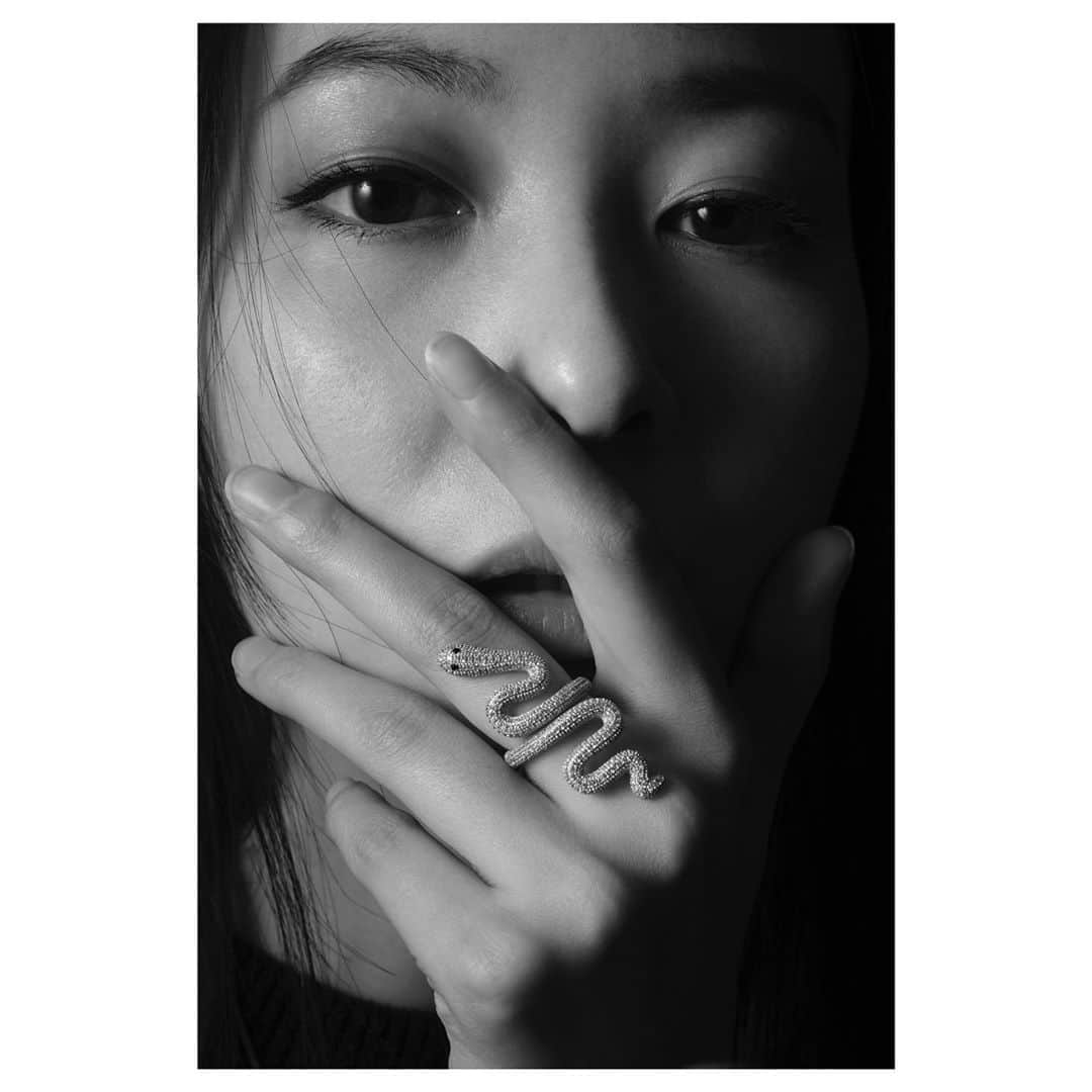 川辺優紀子さんのインスタグラム写真 - (川辺優紀子Instagram)「今日も、自分の顔をレタッチする👍 「ここの毛穴、綺麗にしなきゃ」といつも反省するのです。笑  #セルフ#セルフポートレート#モデル#フリーランスモデル #写真好きな人と繋がりたい #カメラ女子#女性カメラマン#fujifilm#xpro3」6月30日 16時26分 - yukiko_kawabe