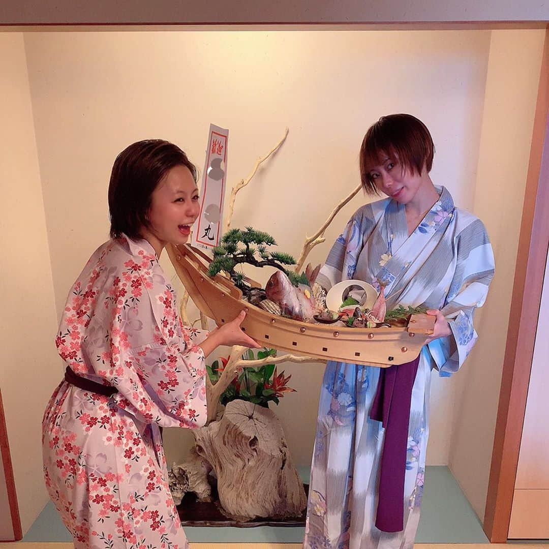 亜矢みつき（神谷充希）さんのインスタグラム写真 - (亜矢みつき（神谷充希）Instagram)「・ 女体盛りはしてないわよ😎 舟盛りです。 夜も朝も出てきてビックリたまげた‼️ #舟盛り #大きい #最高  #食いしん坊 #川菜美鈴 #亜矢みつき」6月30日 16時28分 - ma.yamitsuki