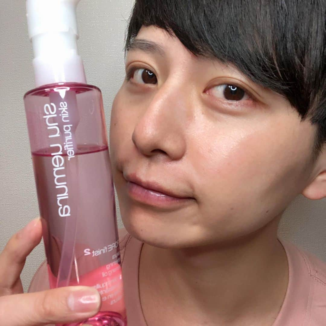 瀬戸口弘樹さんのインスタグラム写真 - (瀬戸口弘樹Instagram)「shu uemura フレッシュクリアサクラクレンジングオイル🌸 美容を極めるにはいろいろ使ってみようと思いこちらのクレンジングオイルを一週間ほど使用してみました✨ 綺麗に手を洗いタオルでしっかり水気を取った手に3プッシュし優しく顔に乗せてあげ、少し水を加えて乳化させます、３２度〜３４度のお湯で優しくすすぎタオルで優しく顔の水分を取ります、その後泡洗顔をして完了✨ この工程を一週間朝と夜にやった結果、とても肌が白く柔らかくなりました！ベタつきもなくて小鼻のザラザラする皮脂も毎回とれて汚れがちゃんと取れていること実感しました✨ もともと評価も高かったので気になっていたんですが、使ってみて納得しました🌸 これからもいろいろ使ってみてレビューしたいと思うのでみなさんも是非使ってみて自分にあったコスメを探してみてくださいね✨ 男性もクレンジングする時代です‼️ 男性の皆さん是非クレンジングしてみてください✨  #美肌　#美肌ケア　#クレンジングオイル　#syuuemura #シュウウエムラ　#美容男子　#美容　#アラフォー　#メンズビューティー　#メンズコスメ　#美肌めくれば獣です　#beauty #japan」6月30日 16時29分 - hirokisetoguchi