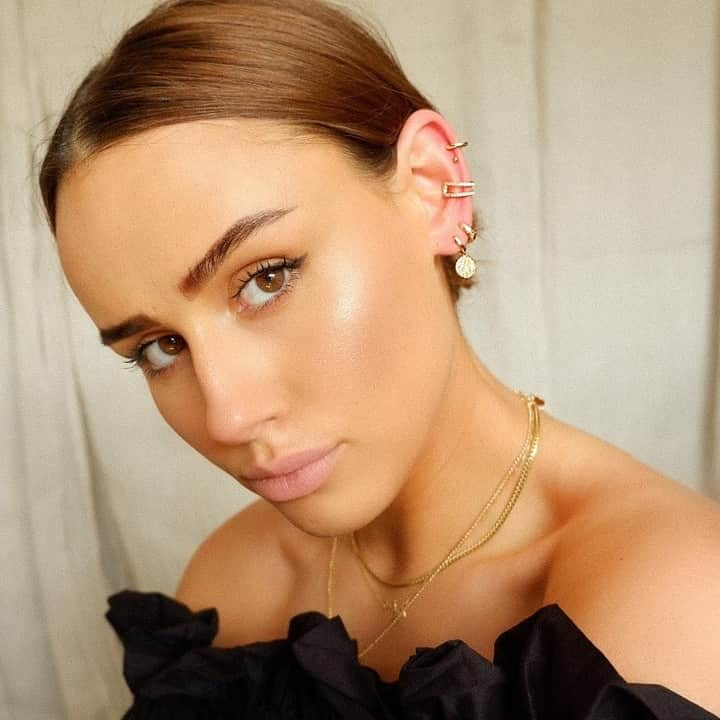 オレリアさんのインスタグラム写真 - (オレリアInstagram)「Ear stack from our new LUXE pieces, online now.⁠ ⁠ 📸 & worn by @tuula_rose⁠ ⁠ #oreliajewellery #orelialuxe #earstacking #curatedear #earparty」6月30日 16時30分 - oreliajewellery