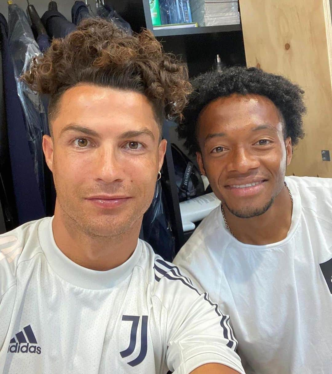 UEFAチャンピオンズリーグさんのインスタグラム写真 - (UEFAチャンピオンズリーグInstagram)「🤳 @cristiano + @cuadrado 👊  Who’s in your most famous selfie? 🤔」6月30日 16時31分 - championsleague