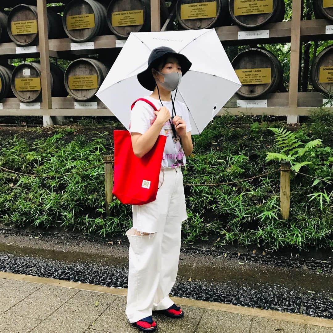 中村涼子さんのインスタグラム写真 - (中村涼子Instagram)「雨と明治神宮とイモトアヤコとトートバッグと  「あれ？雨の日の午後に神社ってあまりよくないんだっけ？」  はにかみながら彼女は、駅を降り鳥居をくぐった。  見上げる空の広さと、木が天を覆い尽くしている参道。 自然の雨除けを使い、数枚の写真を撮る。 「せっかくのバッグなのに濡れちゃって申し訳ないな」  イモトアヤコと神社はよく似合う。  「私不思議といつも大吉なんだー！」 「え、500円も入れるの？じゃあ私505円にしよー！」 「今度からお散歩でここまで来ようかなー！」  無邪気な彼女ときた今日は 夏越の大祓の日  知らずにやってきた そんな日だったと帰ってから知る  「雨もまたいいね！」  彼女のバッグも可愛い草履もビショビショになったが なんだかとても良い日であると、 マスクの下は笑顔な彼女であった  #雰囲気コラム #で振り返る #今日という一日」6月30日 16時41分 - nakamuraryoko56