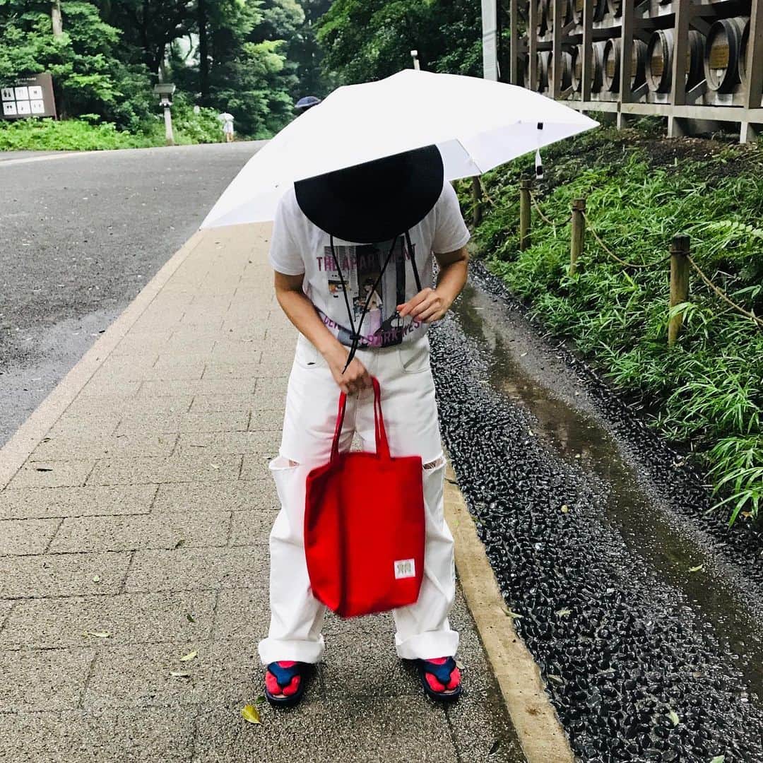 中村涼子さんのインスタグラム写真 - (中村涼子Instagram)「雨と明治神宮とイモトアヤコとトートバッグと  「あれ？雨の日の午後に神社ってあまりよくないんだっけ？」  はにかみながら彼女は、駅を降り鳥居をくぐった。  見上げる空の広さと、木が天を覆い尽くしている参道。 自然の雨除けを使い、数枚の写真を撮る。 「せっかくのバッグなのに濡れちゃって申し訳ないな」  イモトアヤコと神社はよく似合う。  「私不思議といつも大吉なんだー！」 「え、500円も入れるの？じゃあ私505円にしよー！」 「今度からお散歩でここまで来ようかなー！」  無邪気な彼女ときた今日は 夏越の大祓の日  知らずにやってきた そんな日だったと帰ってから知る  「雨もまたいいね！」  彼女のバッグも可愛い草履もビショビショになったが なんだかとても良い日であると、 マスクの下は笑顔な彼女であった  #雰囲気コラム #で振り返る #今日という一日」6月30日 16時41分 - nakamuraryoko56