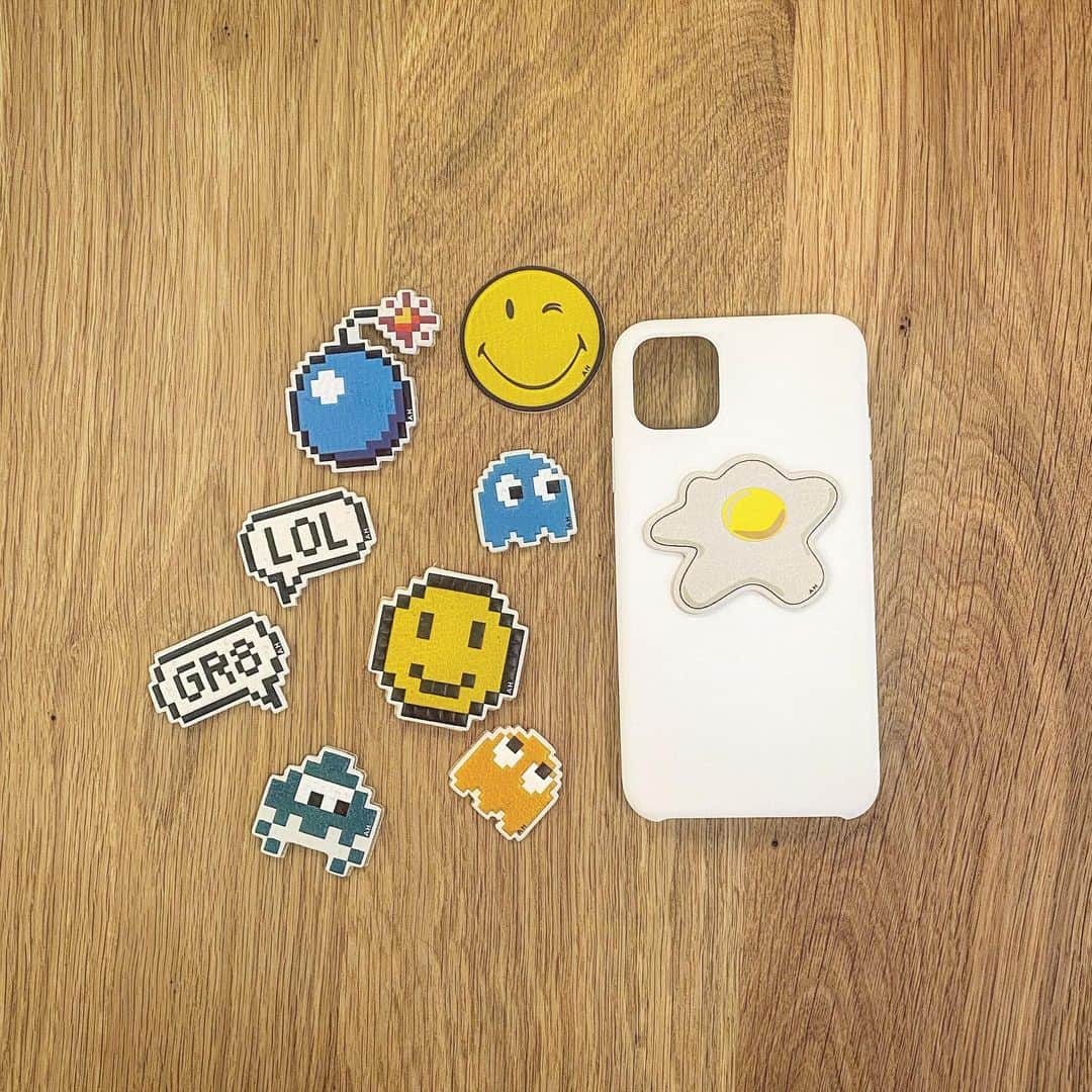 光本勇介のインスタグラム：「ずっと黒だったスマホケースを白にしてみた。なんとなく。ステッカー、どれ貼るか迷ったけど、目玉焼きにまたした🍳 #anyahindmarch」