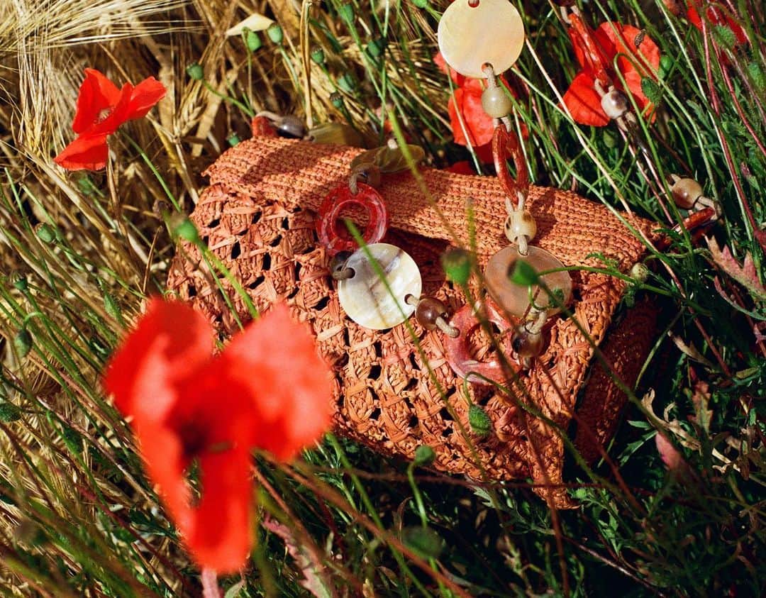 ジャマンピュエッシュのインスタグラム：「Noailles is a handmade summer bag featuring openwork raffia knitting inspired by traditional basket weaving.  . . Discover our new features: buy now, pay later with Scalapay (available in France and in Italy); free worldwide delivery with the code FREESHIPPING.」