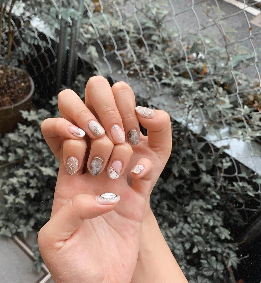 Yumaikaのインスタグラム：「お洋服に合わせやすいbeige nail🏝  かわいー🤤 @art_room_michika  @art_room_nails  @ayanishimura0109  . いつもありがとうございます💅❤︎ #ゆまねいる」