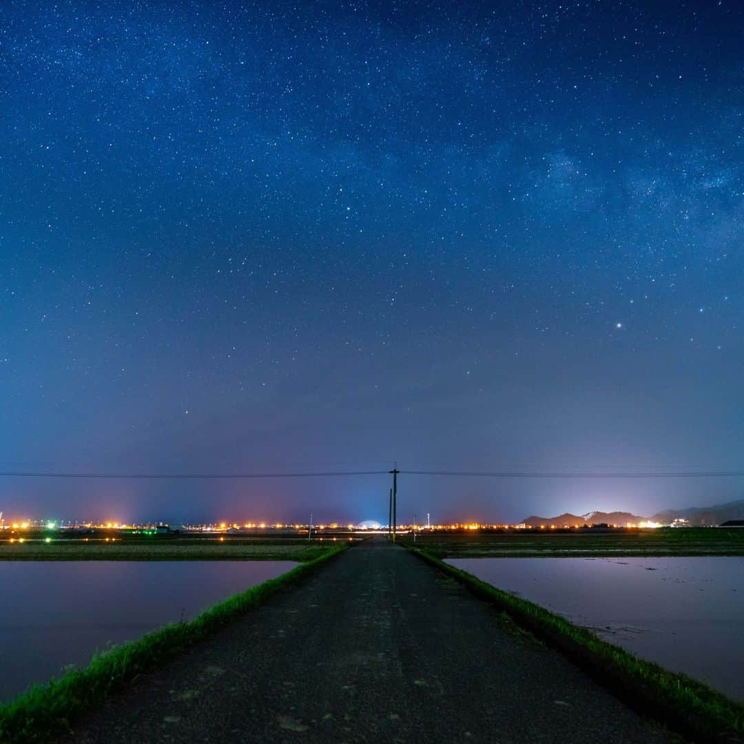 九州電力さんのインスタグラム写真 - (九州電力Instagram)「どこか懐かしさを感じる風景🌌⁣ .⁣ 水田と星空、そして電線が織りなす風景をお楽しみください🌱⁣ .⁣ 📍宮崎県宮崎市⁣ .⁣ ※写真は過去に撮影されたものです。⁣ 気兼ねなくお出かけできる日が来るまで、お届けする九州の風景が、皆さまの元気や癒しになれば幸いです🍀⁣ 九電グループでは、「あしたプロジェクト～あしたを、しんじて、たすけあおう〜」を展開しています。詳しくは、HPをご覧ください✨⁣ .⁣ #九電 #kyuden #九州の灯り #九州ぐらむ #広がり同盟 #九州旅行 #九州 #九州愛 #kyushu #宮崎 #miyazaki #宮崎市 #宮崎カメラ部 #電線 #電線と空 #夜空 #星空 #星空撮影 #best_expression_night #灯 #水田 #田園風景 #原風景 #懐かしい風景 #ダレカニミセタイソラ #あなたと見たい空 #お写んぽ #おうちで旅行気分 #おうち時間 #あしたプロジェクト」6月30日 17時00分 - kyuden_official