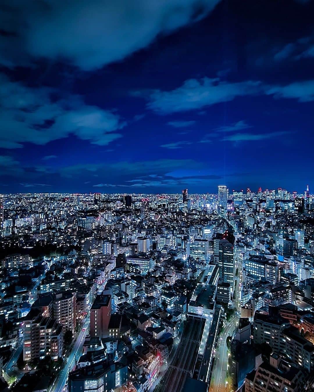 Galaxy Mobile Japanさんのインスタグラム写真 - (Galaxy Mobile JapanInstagram)「#GalaxyS20 5G の「超広角カメラ」で東京の夜景を撮影しました✨撮影ポイントはこちら↓ 「カメラをしっかりと固定することです。展望台などの場合は窓やガラス部分に当てて固定するとシャッタースピードが遅くてもブレずに明るく撮り易いです。 窓に反射する照明などが写り込む場合は、自分の影を使ったり黒い布をレンズ周辺に被せると防げるので試してみてください。」 Galaxy のTwitterでは「#Galaxyに願いを」キャンペーンを6月30日まで開催中です！もう参加しましたか？Galaxy の流れ星みたいなツイートに願い事を書くと、その願いが叶うかも⁉️詳細は Galaxy の公式Twitterをチェックしてみてね🙋‍♀️ 📸#GalaxyS20 5G #withGalaxy Photo by @6151 ・ ・ ・ #Galaxy5G #ギャラクシーS20 #東京 #東京都 #東京の夜景 #東京の風景 #空を見上げて #空を見上げるのが好き #夜景 #夜景写真 #誰かに見せたい風景 #絶景スポット #日本の絶景 #日本の景色 #日本の美 #スマホカメラ #スマホ写真 #スマホ撮影 #スマホ撮り #スマホ越しの私の世界 #tokyo #Galaxyカメラ部」6月30日 17時00分 - samsungjpn