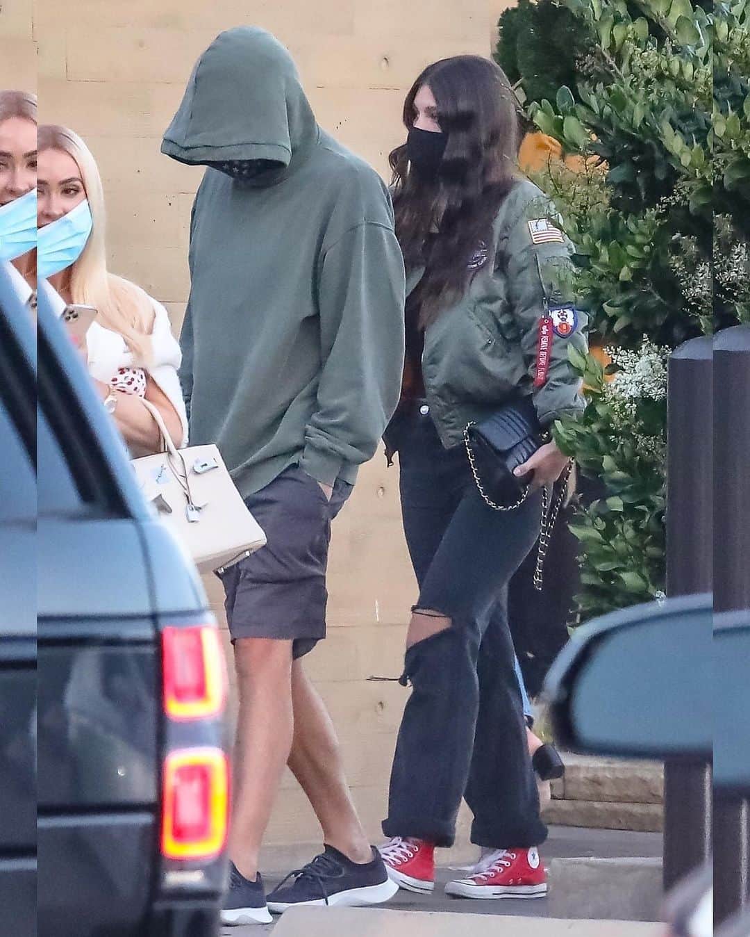 Just Jaredさんのインスタグラム写真 - (Just JaredInstagram)「@leonardodicaprio keeps a low profile while stepping out for dinner at sushi spot Nobu with girlfriend @camilamorrone  #LeonardoDiCaprio #CamilaMorrone Photos: Backgrid」6月30日 16時58分 - justjared