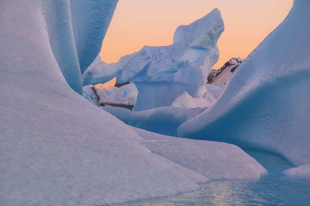 National Geographic Travelさんのインスタグラム写真 - (National Geographic TravelInstagram)「Photo by Keith Ladzinski @ladzinski  Twilight falls over the twisted and sculpted icebergs of the Antarctic Peninsula.」6月30日 17時08分 - natgeotravel