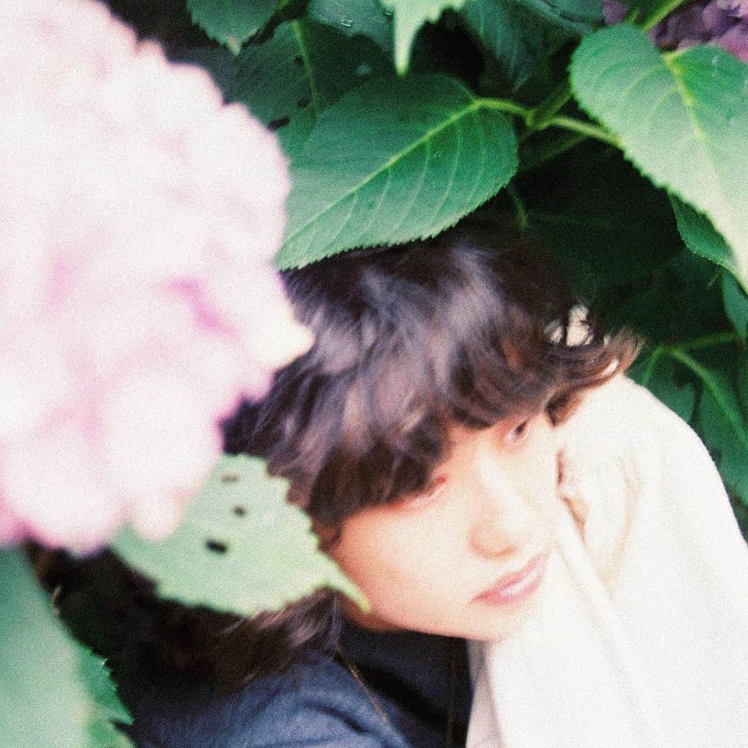 Aya（高本彩）さんのインスタグラム写真 - (Aya（高本彩）Instagram)「@minori_nakada と散歩。 紫陽花がたくさん咲いてて綺麗だったー。 #photobyaya  #紫陽花#この季節撮りがち#梅雨#みのりはん#くるくるヘアがかわいすぎる#お人形」6月30日 17時06分 - aya_dream04